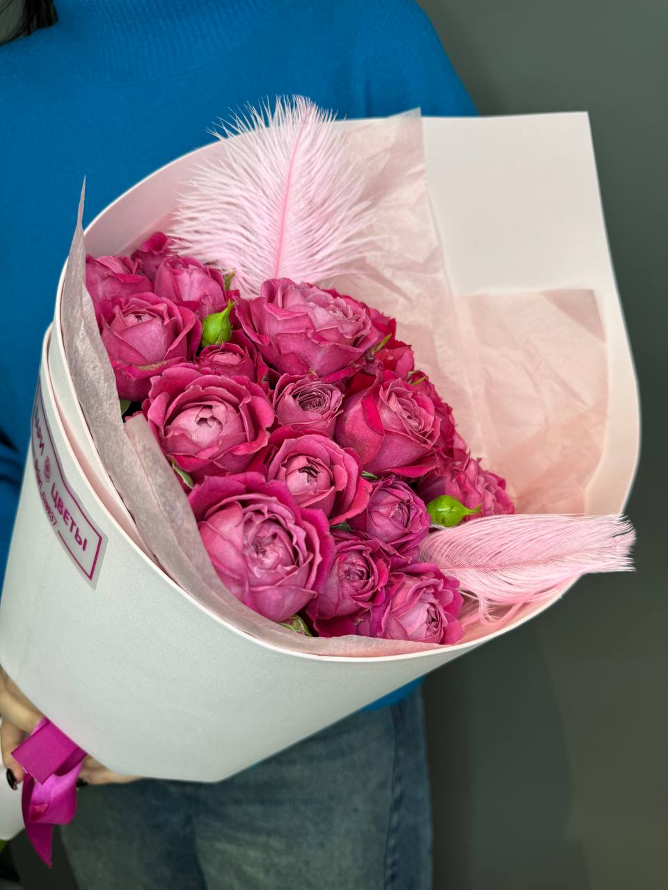 Букет из пионовидных кустовых роз с добавлением перьев №303