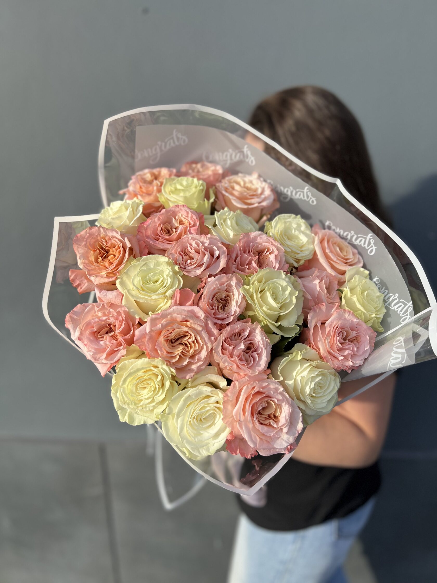 Букет из розовых и белых роз №42