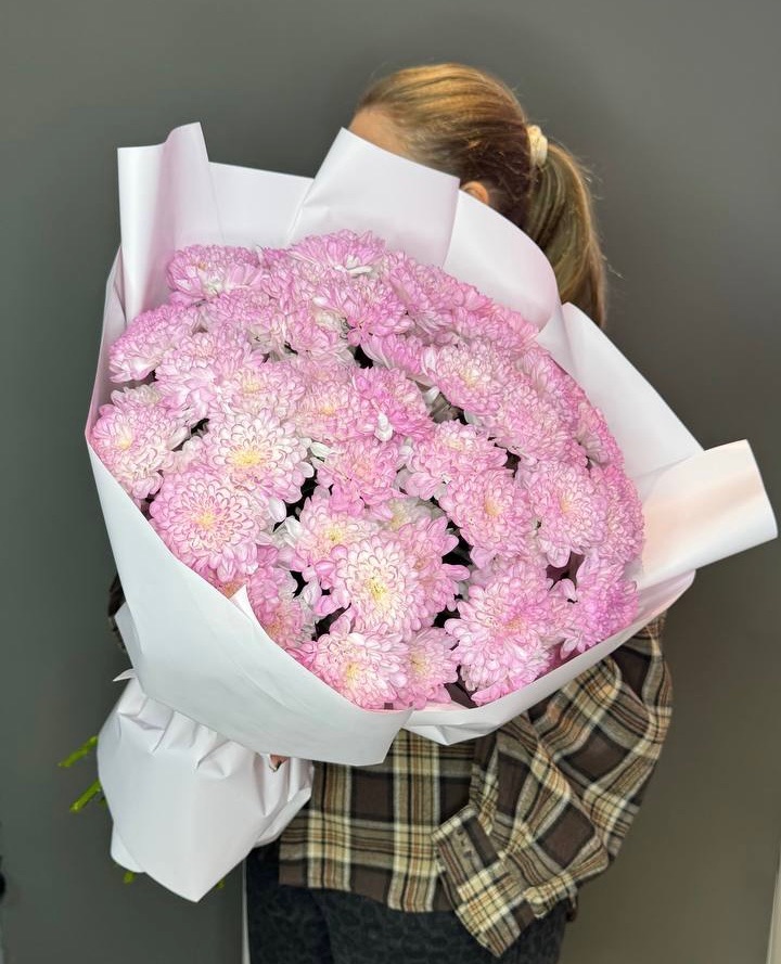 Букет из розовых кустовых хризантем
