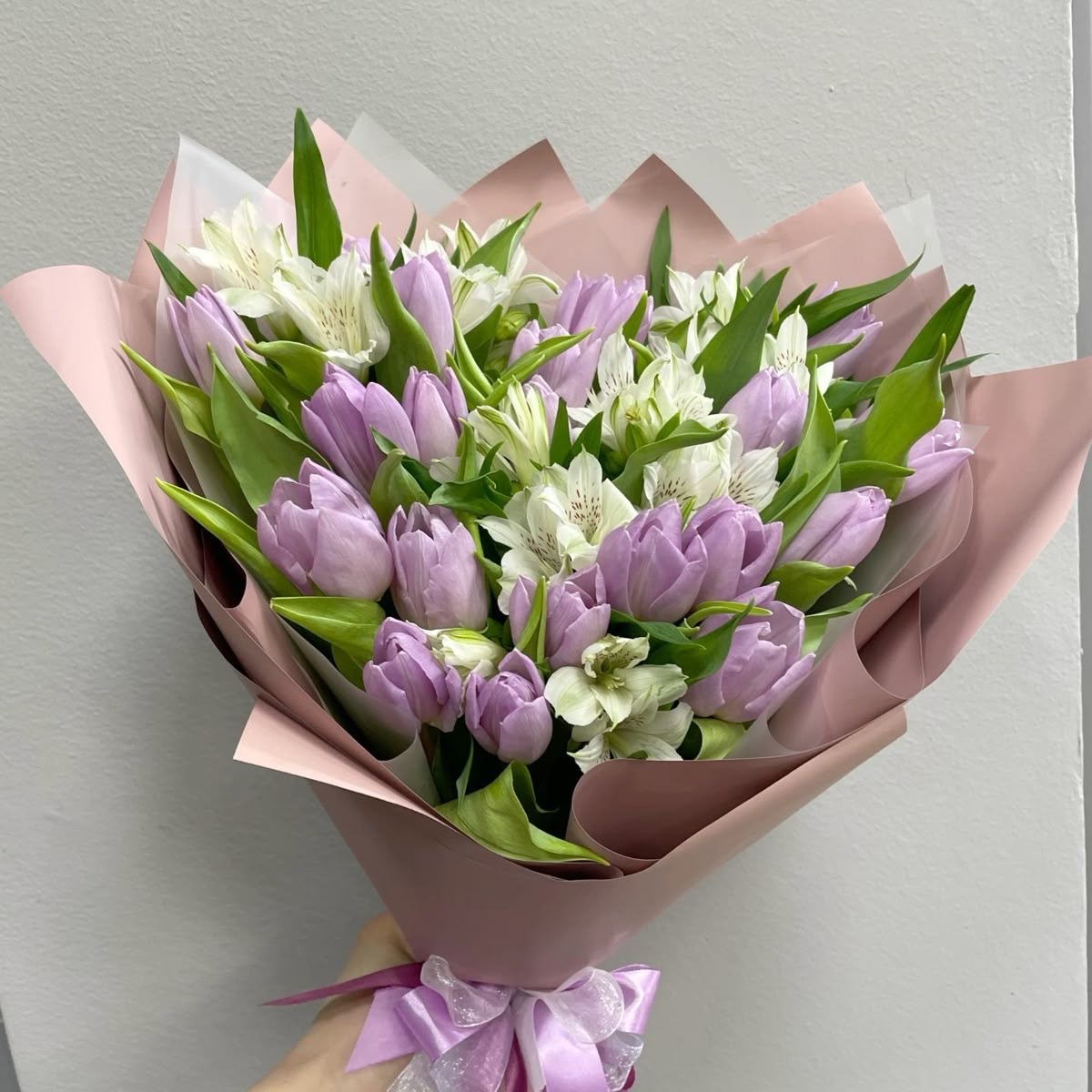 Букет с альстромерией и тюльпанами №27