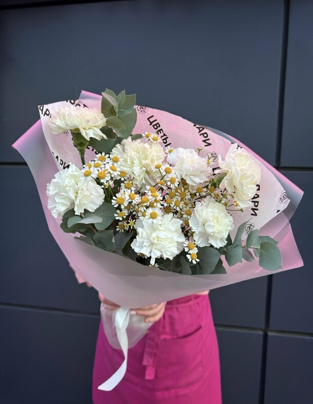 Букет с белыми диантусами и ромашками №291