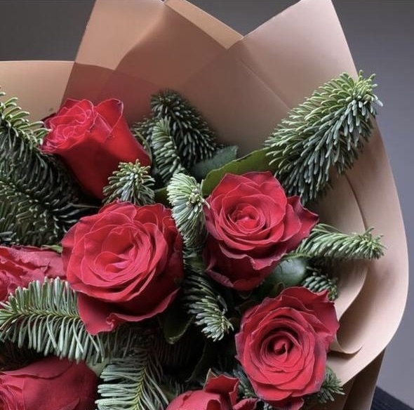 Букет с елочкой и красными розами новогодний №5
