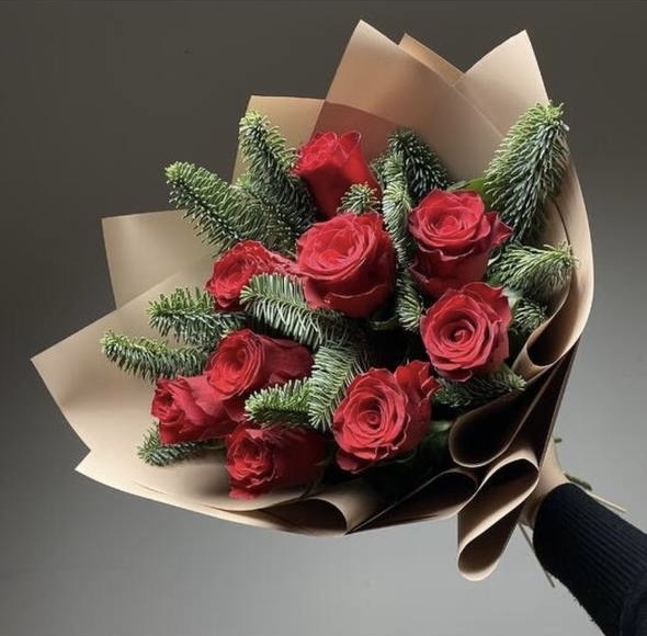 Букет с елочкой и красными розами новогодний №5