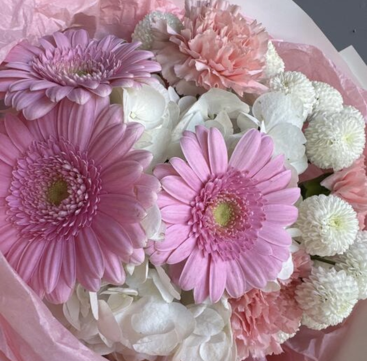 Букет с герберами и гортензией №168