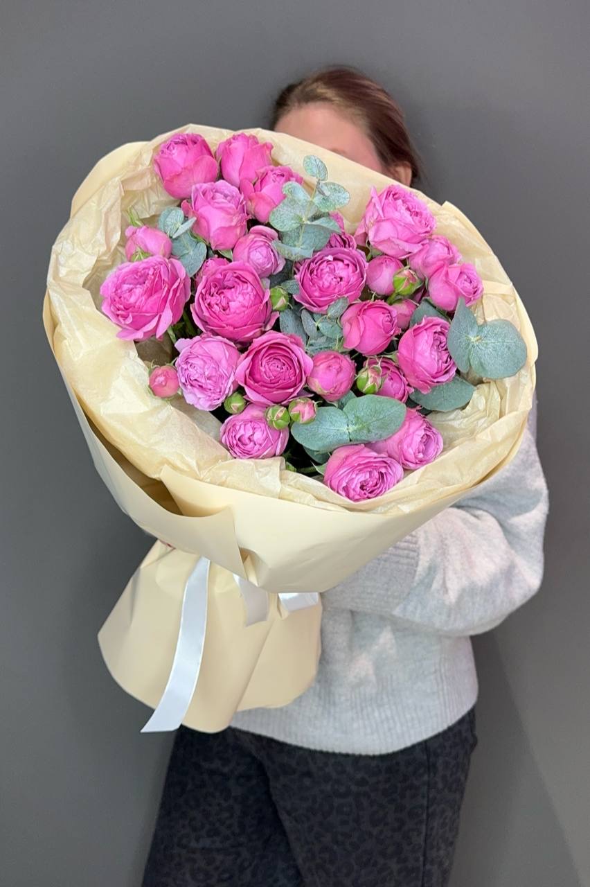 Букет с яркими кустовыми розами