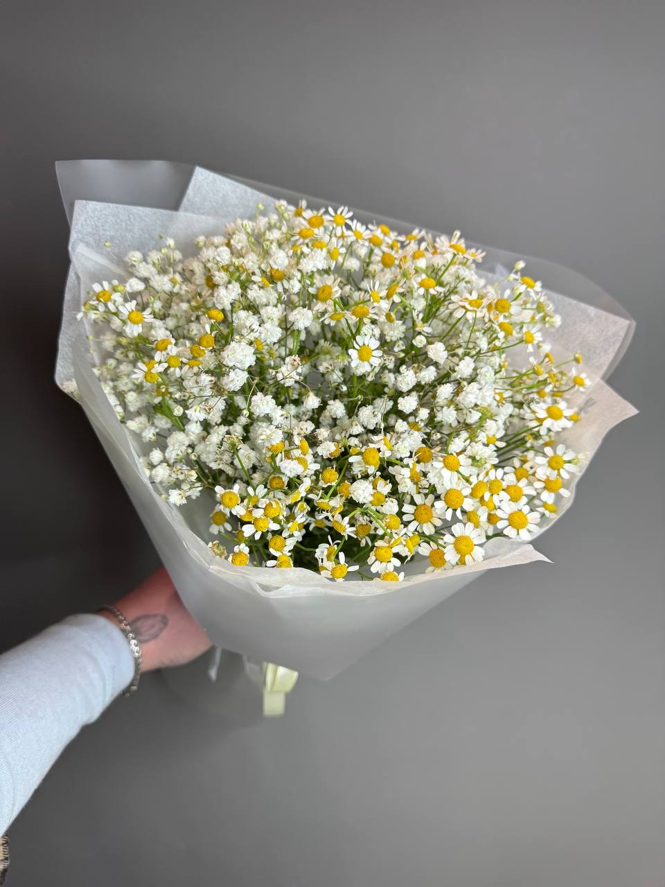 Букет с ромашками и белой гипсофилой