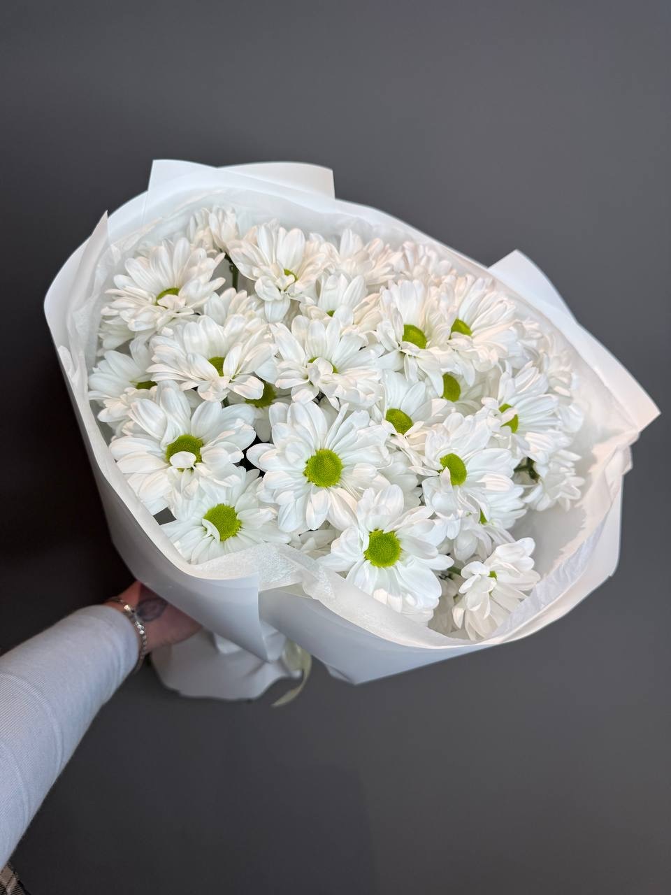Букет с ромашковыми хризантемами