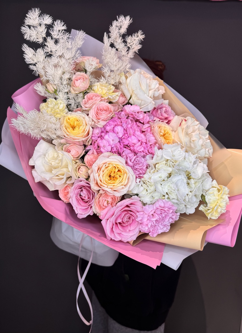 Букет с розами и гортензией №291