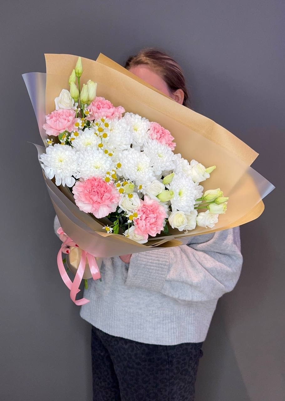 Букет с хризантемами и диантусами