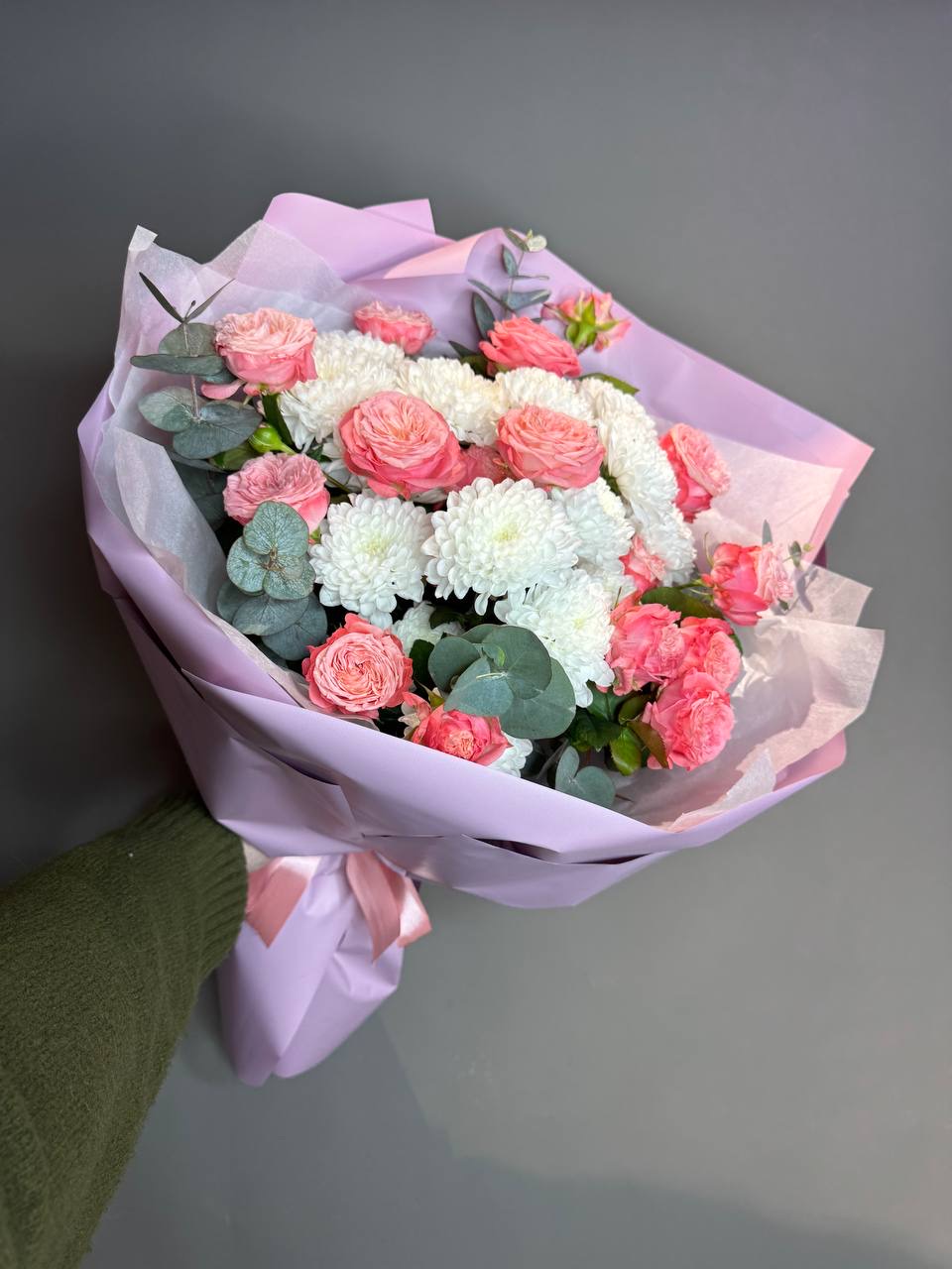 Букет с хризантемами и кустовыми розами