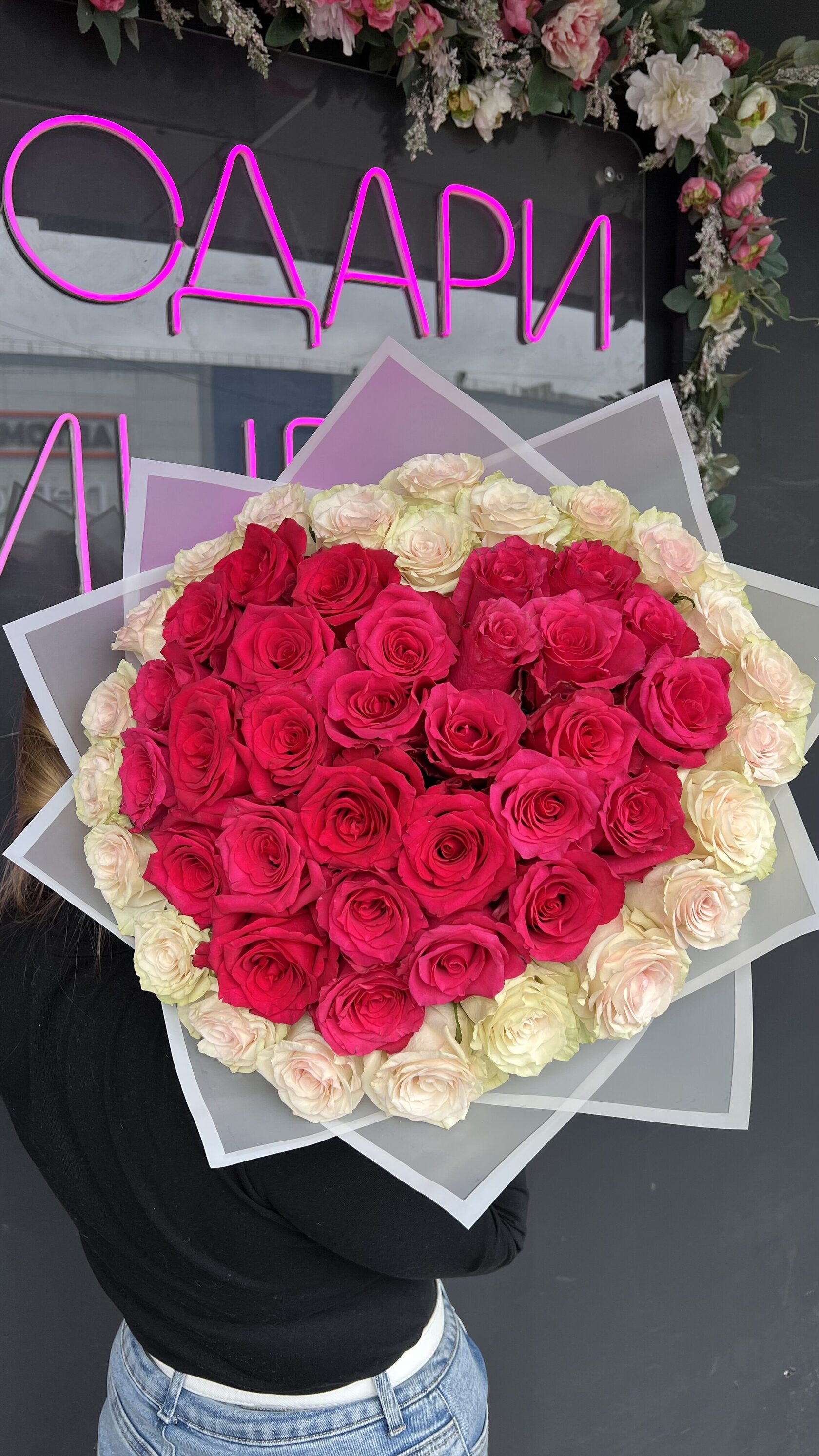 Букет-сердечко из белых и красных роз №49