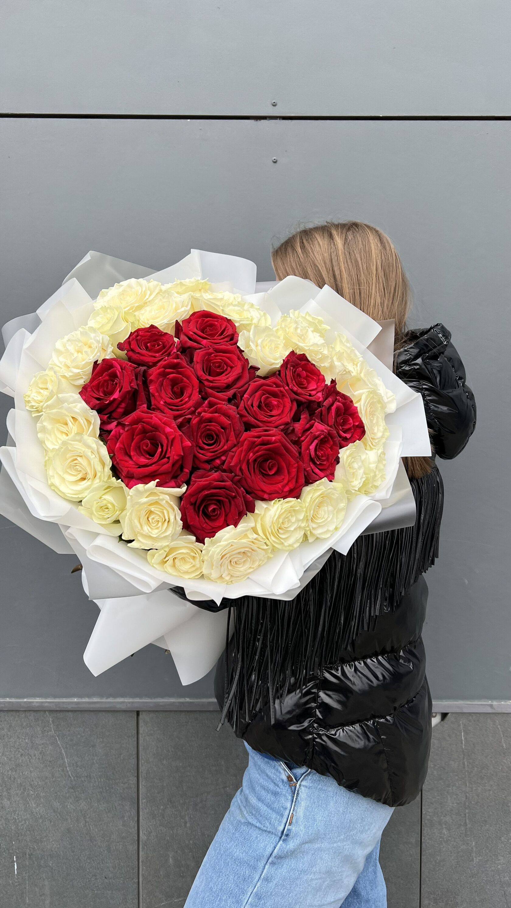 Букет-сердечко из красных и белых роз №43