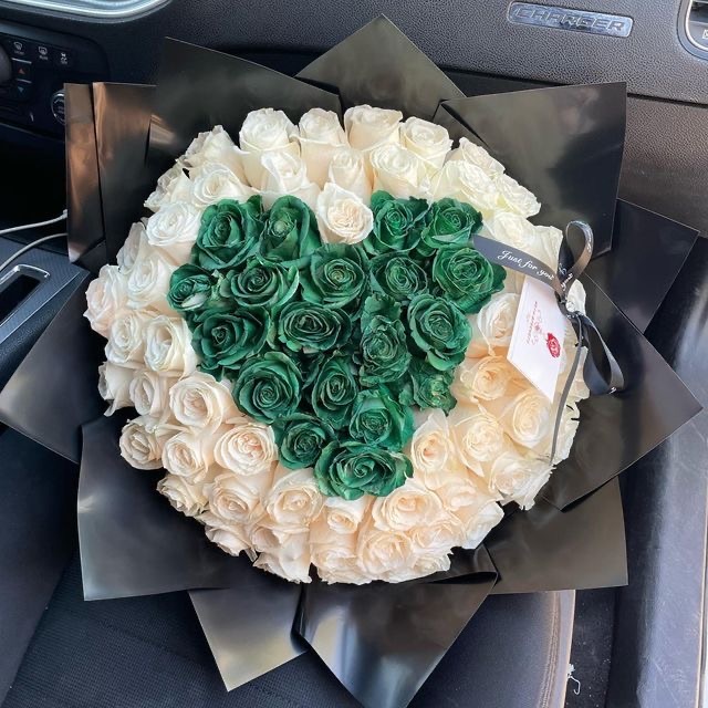 Букет-сердечко из микса крашеных и белых роз №203