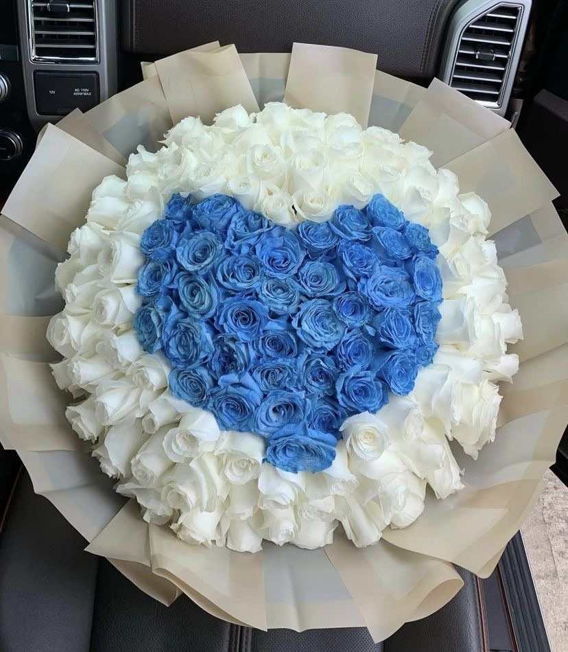 Букет-сердечко из микса крашеных синих и белых роз №204