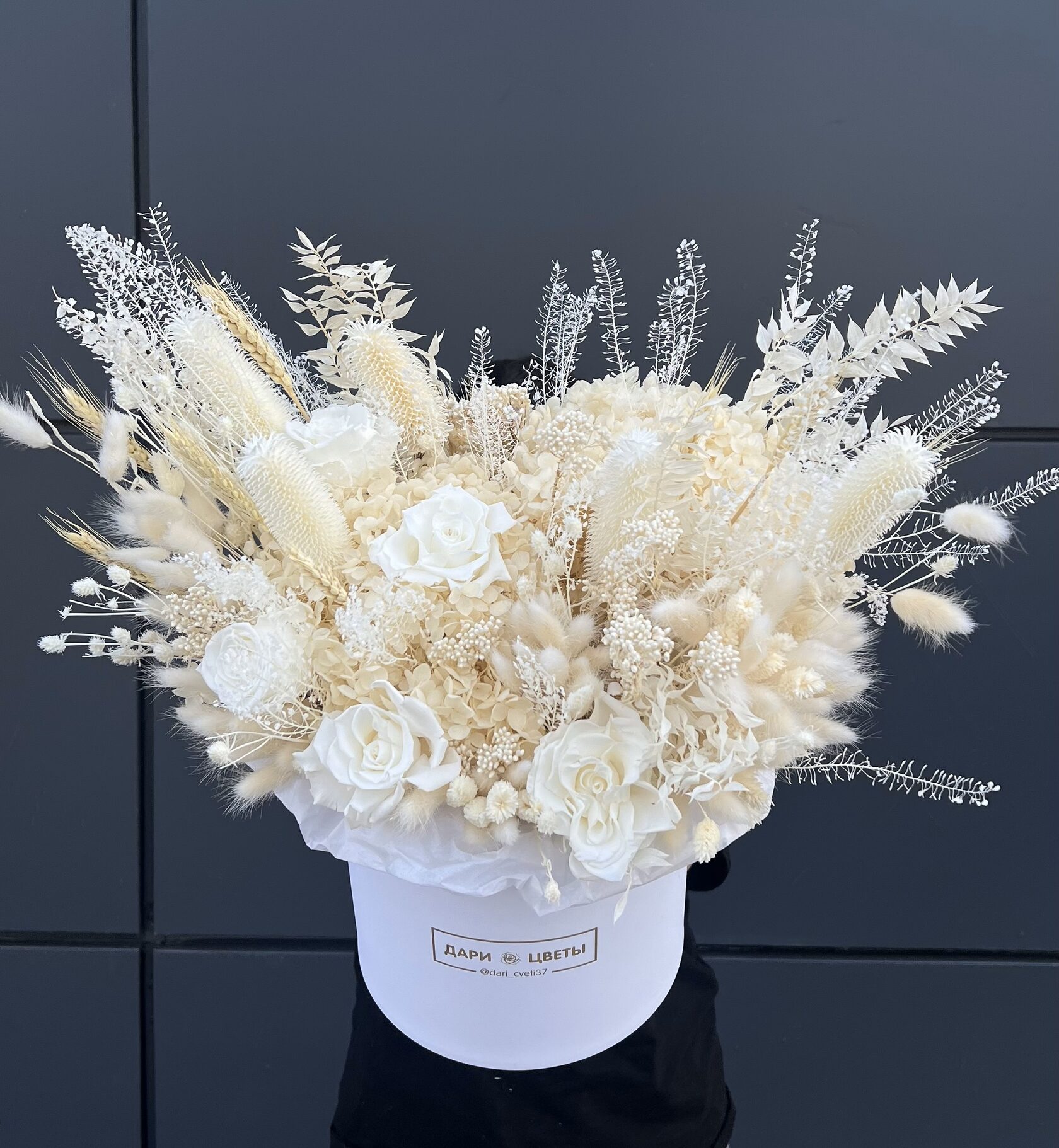 Композиция из сухоцветов: белая композиция из стабилизированных цветов №1
