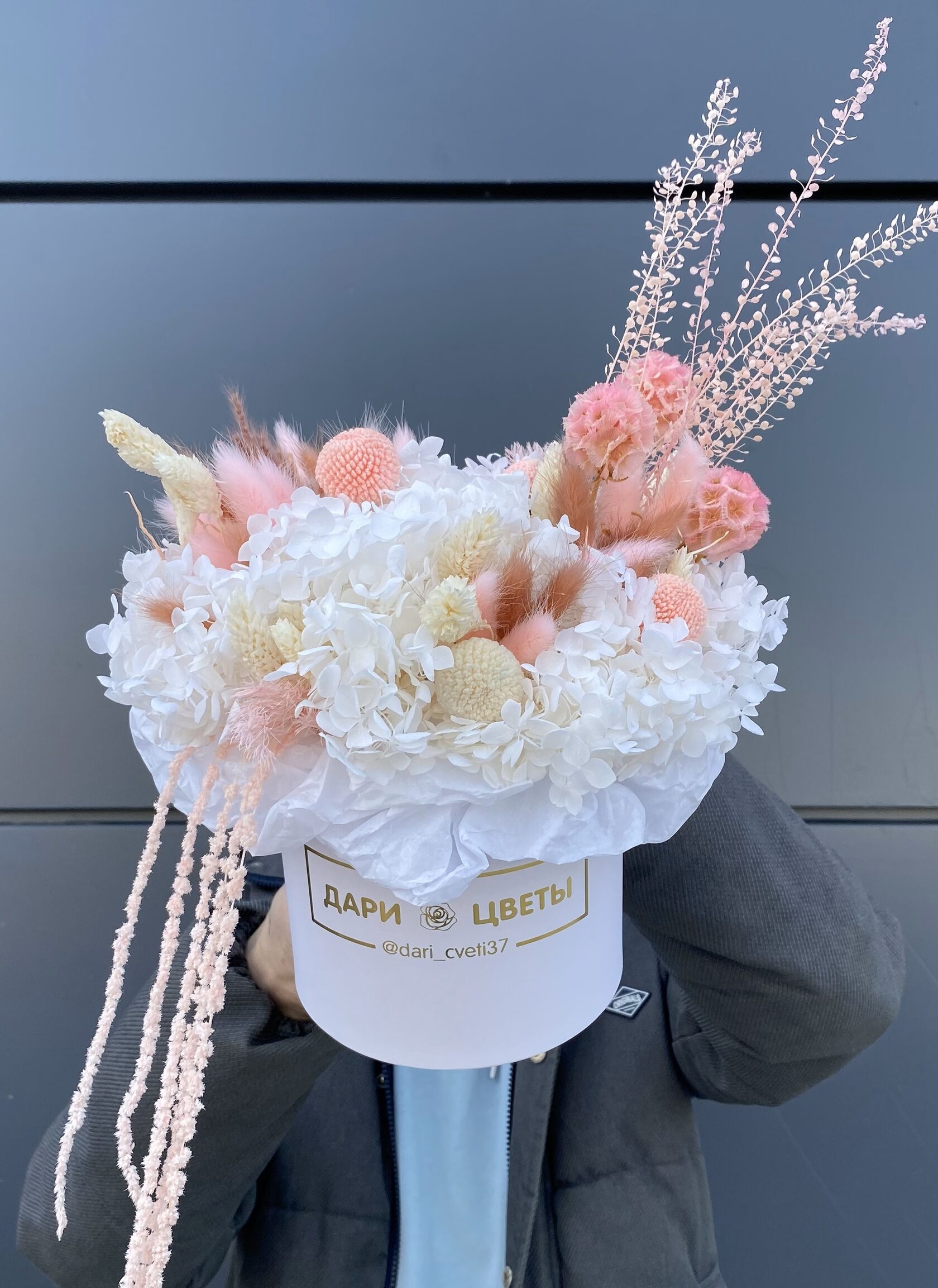 Композиция из сухоцветов: белая композиция из стабилизированных цветов с хризантемами №25