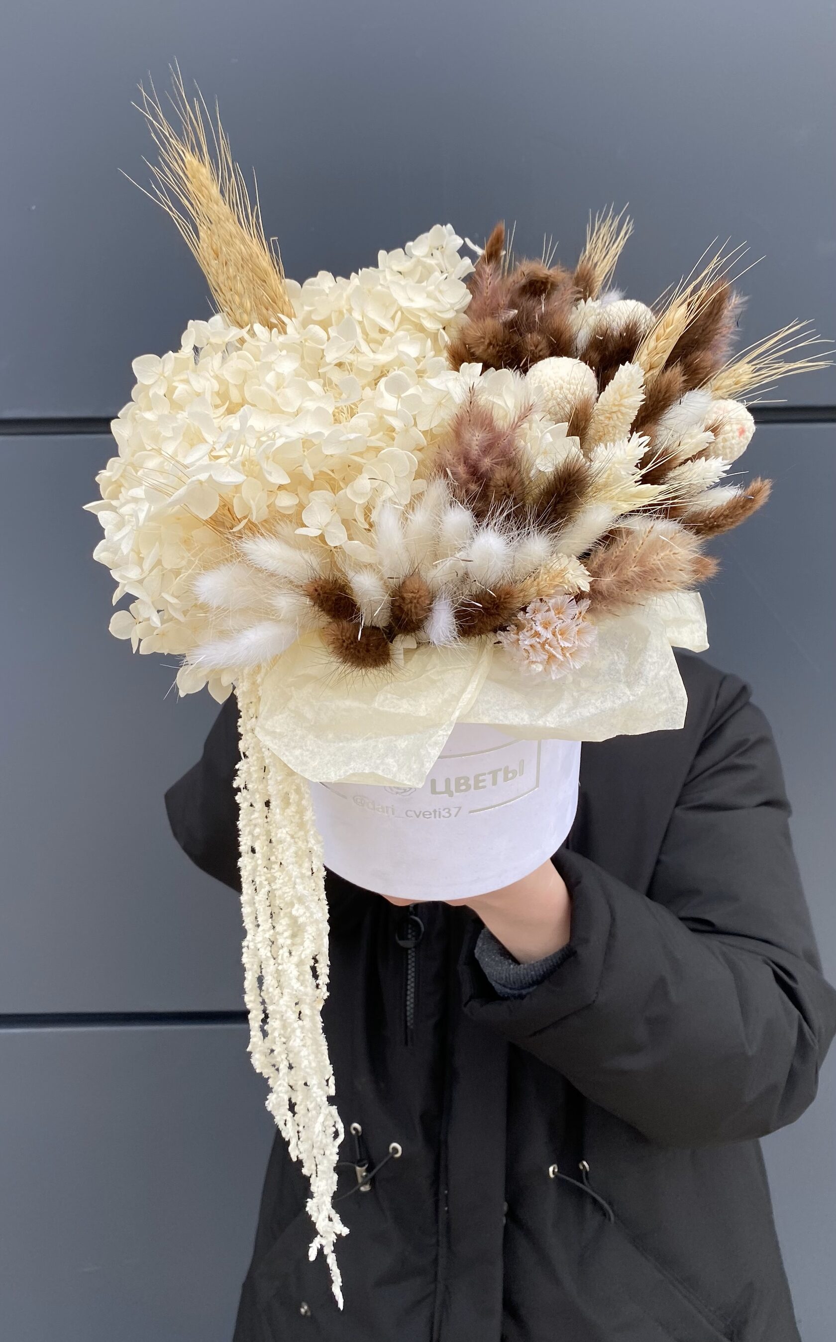 Композиция из сухоцветов: композиция из стабилизированных цветов с лагурусом и хризантемами №21