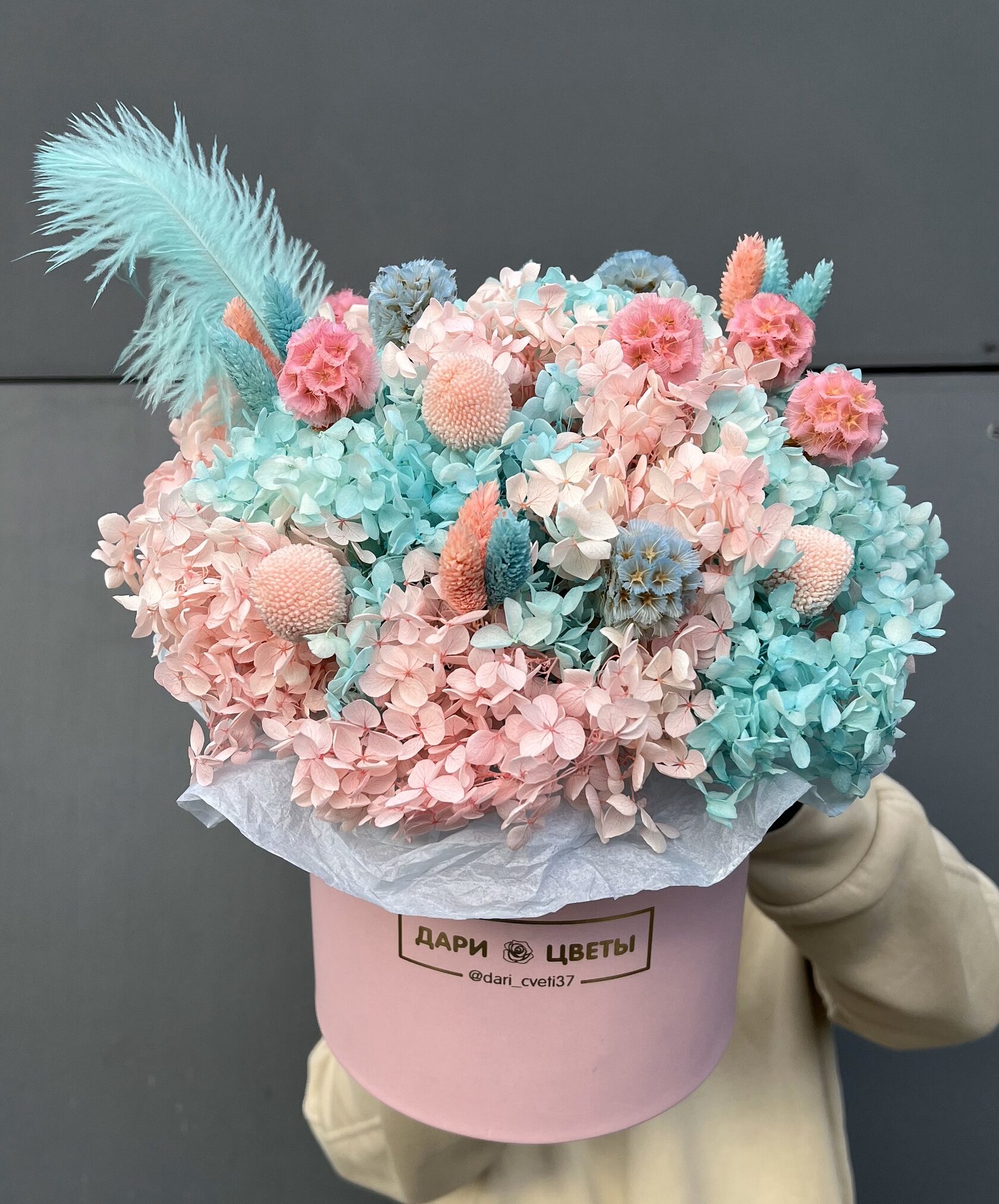 Композиция из сухоцветов: персиково-бирюзовая композиция из стабилизированных цветов №11