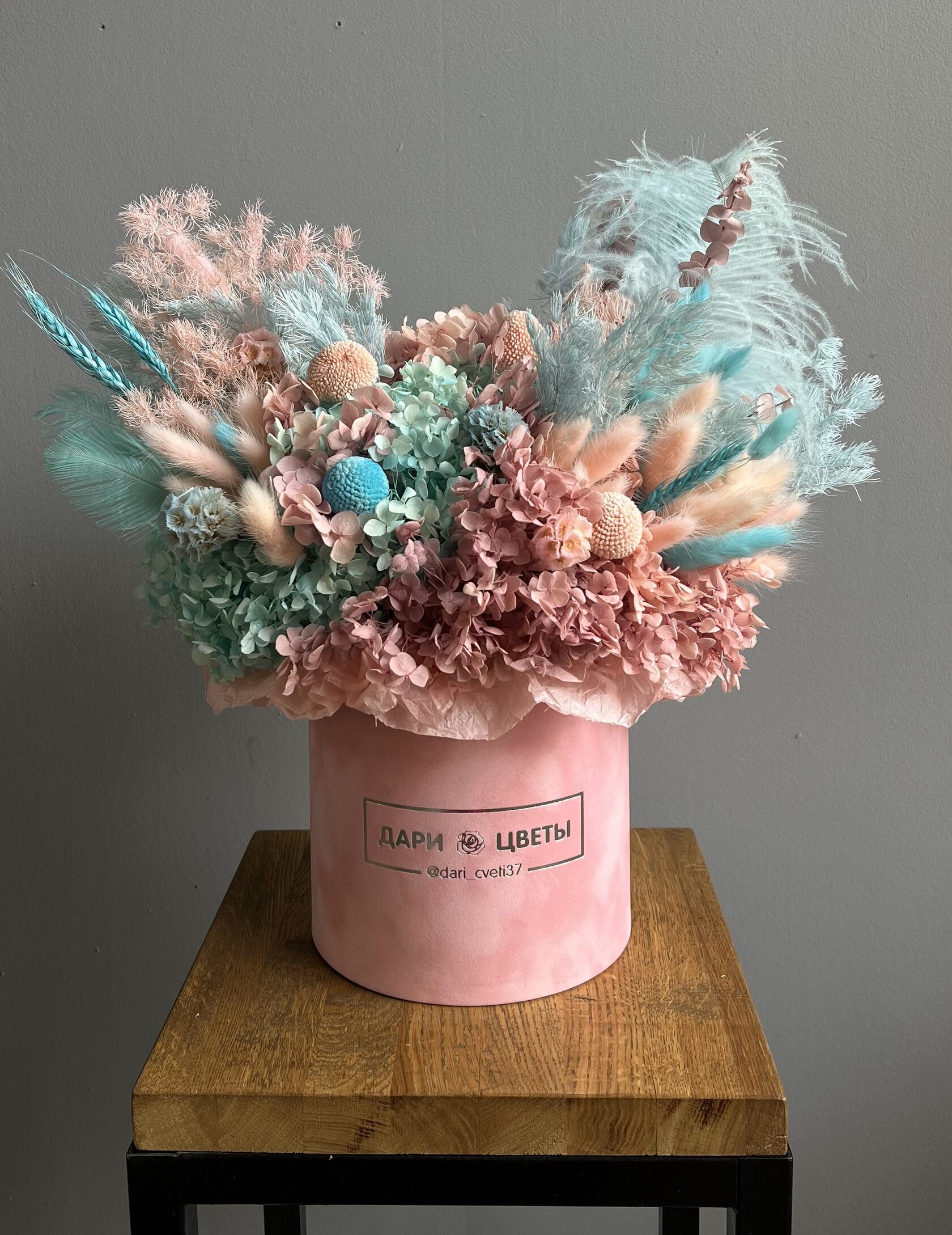Композиция из сухоцветов: розово-бирюзовая композиция из стабилизированных цветов №2