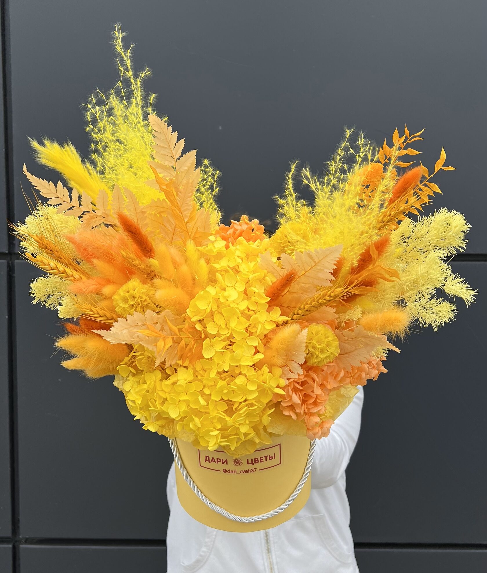 Композиция из сухоцветов: жёлтая композиция из стабилизированных цветов №4