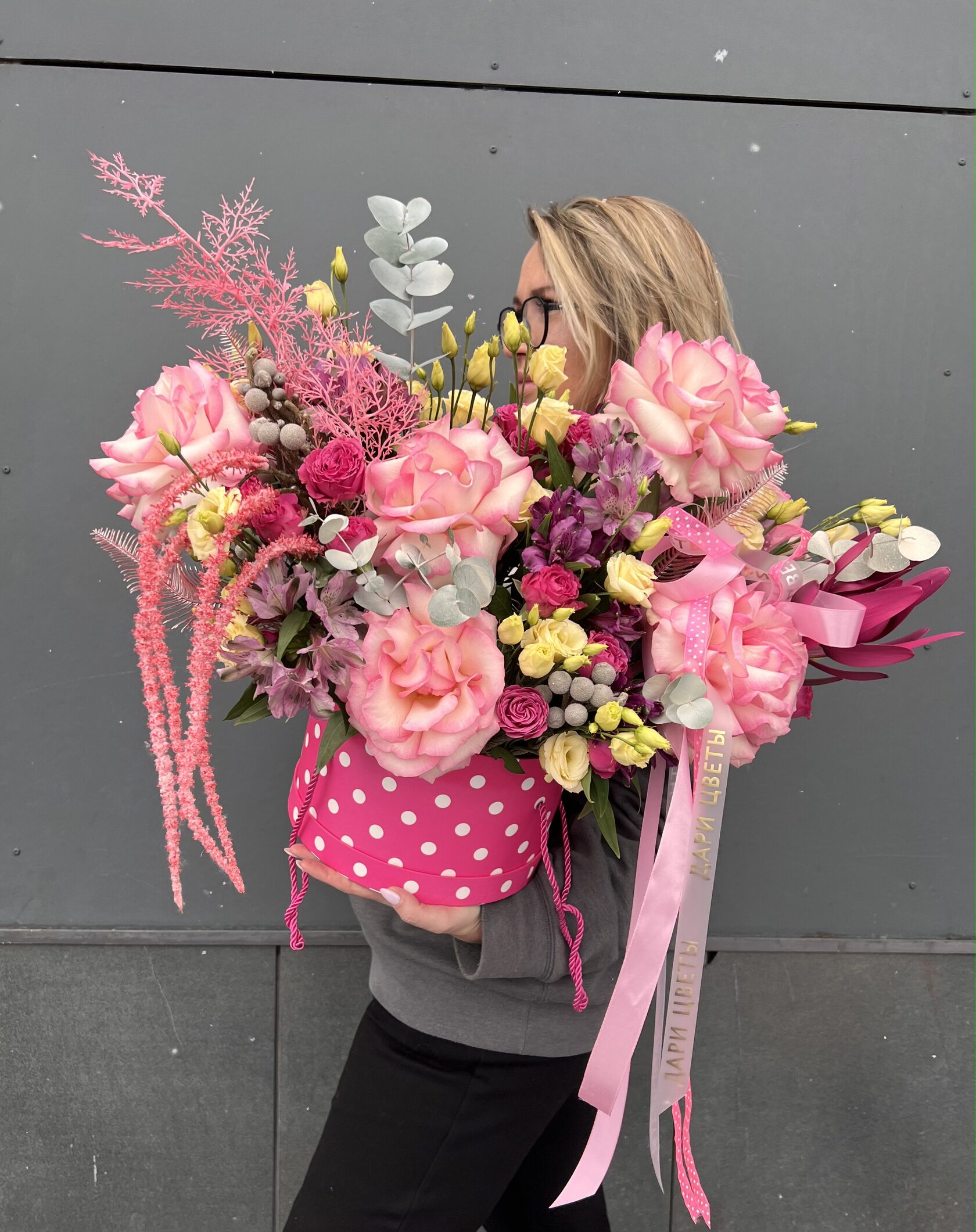 Композиция с французской розой, альстромерией, розочками, эвкалиптом, декором №94