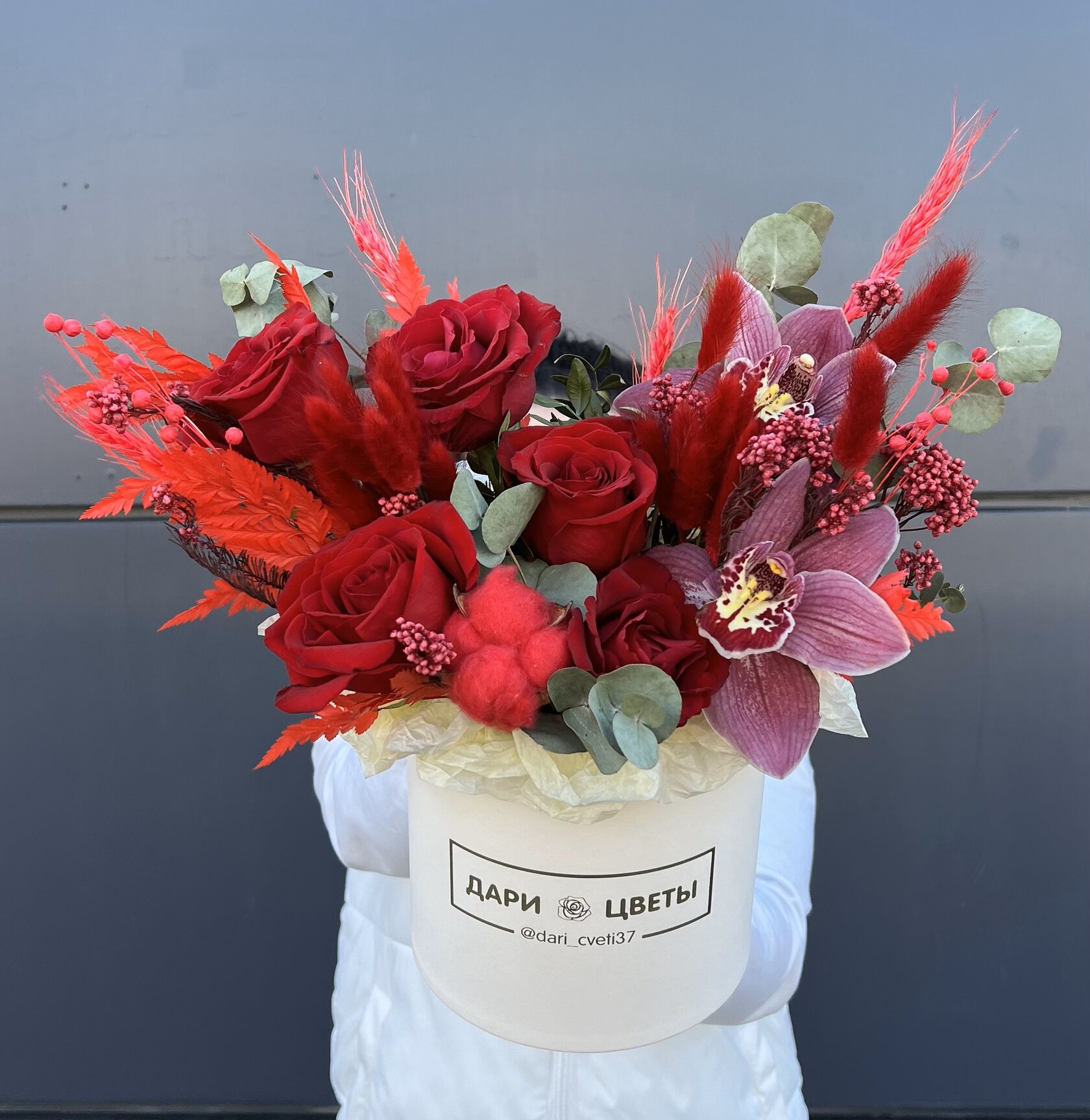 Композиция с орхидеей, красными розами, эвкалиптом №12