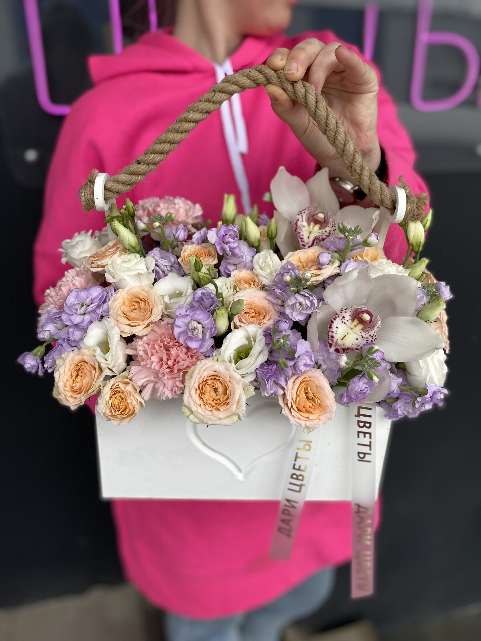 Композиция в ящике с кустовыми розами, эустомой, орхидеей №78