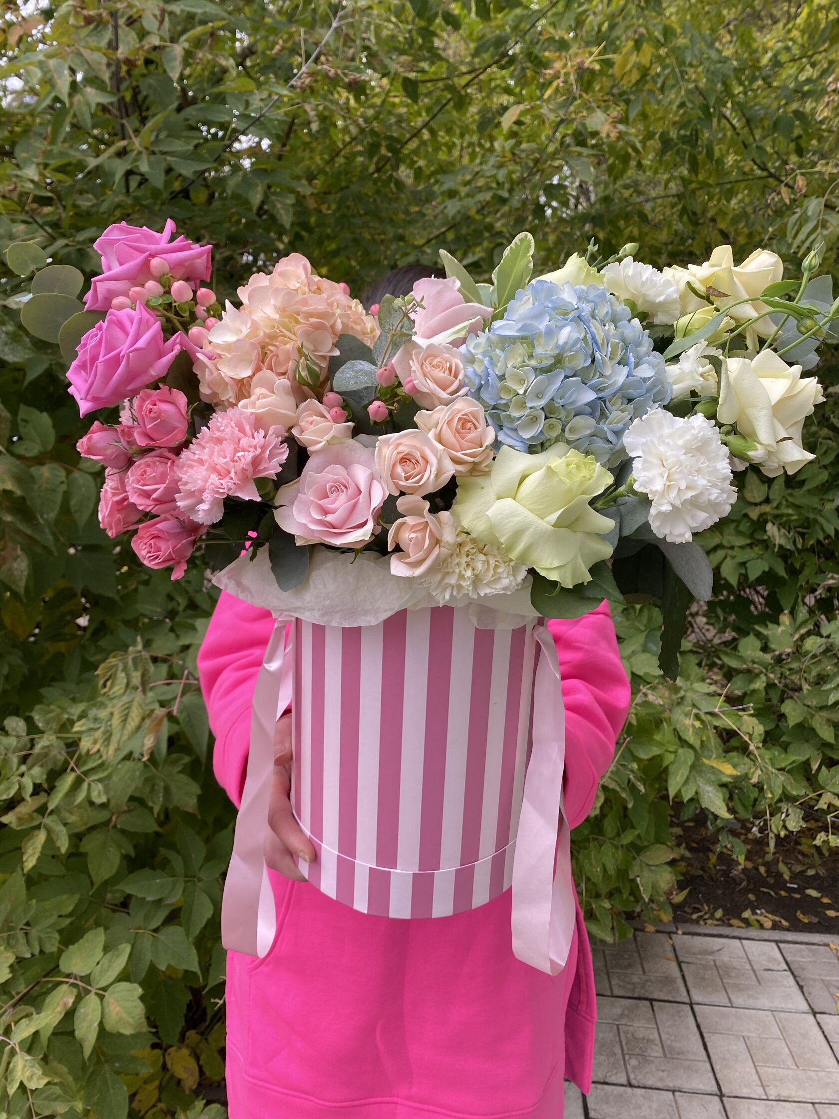 Коробка-гигант с объемным наполнением из огромного вида цветов и их расцветок: гортензия, розы, диантусы, кустовые розы, эустома, эвкалипт №61