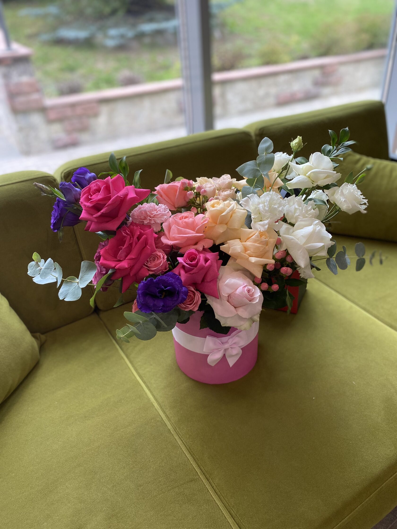 Коробка-гигант с объемным наполнением из огромного вида цветов и их расцветок: розы нескольких сортов, диантусы, кустовые розы, эустома, эвкалипт №63