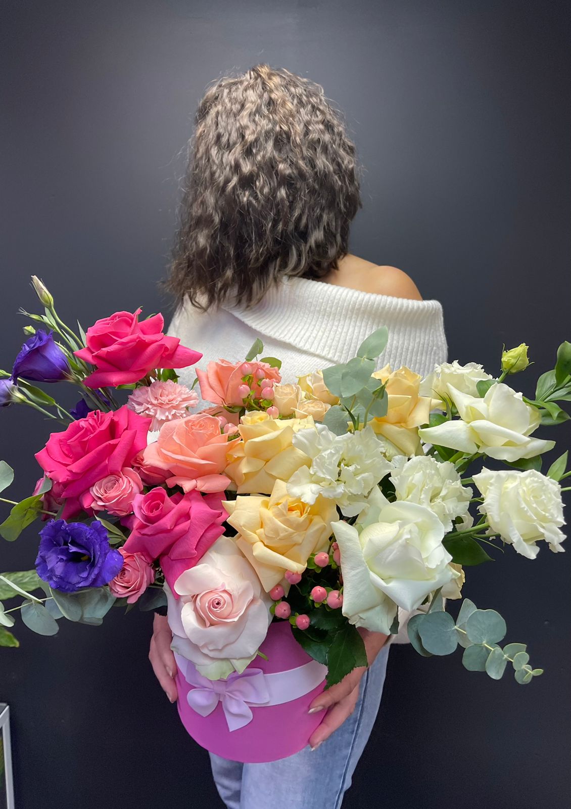 Коробка-гигант с объемным наполнением из огромного вида цветов и их расцветок: розы нескольких сортов, диантусы, кустовые розы, эустома, эвкалипт №63