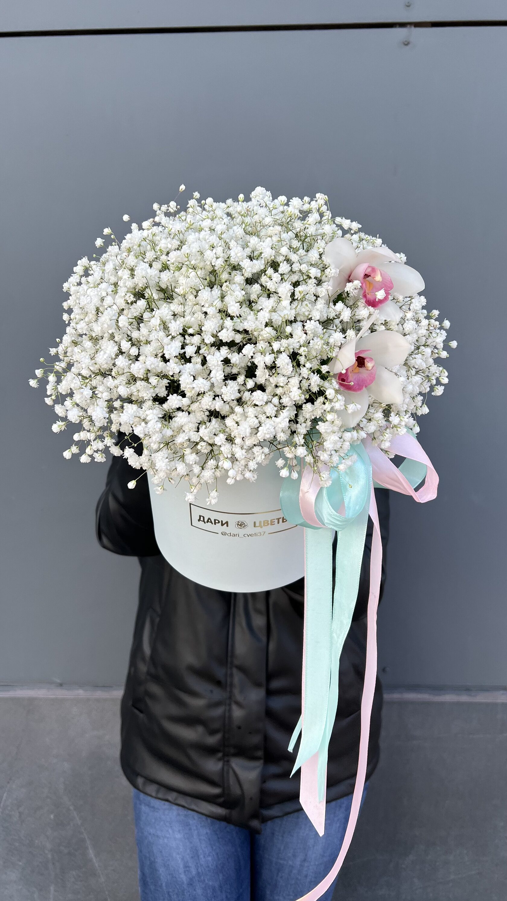 Коробка с белой гипсофилой, украшенная орхидеей №56