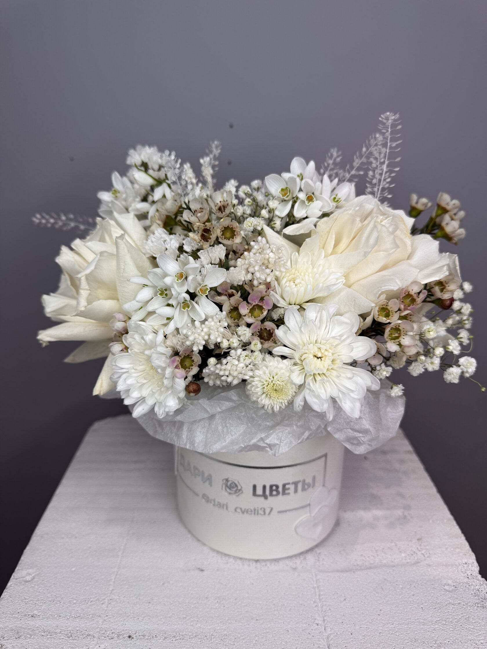 Коробка с белыми цветами №112