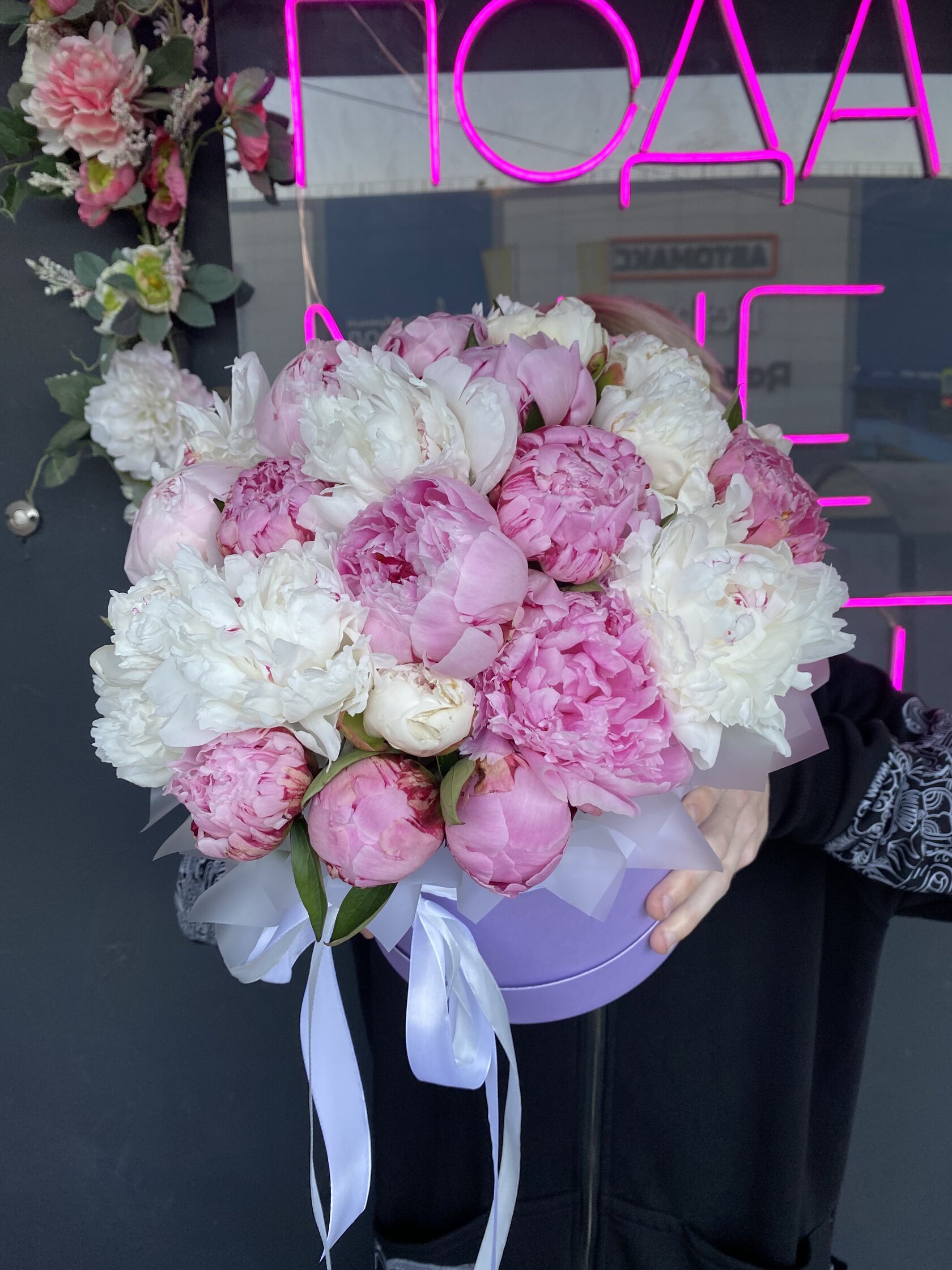 Коробка с белыми и розовыми пионами №34