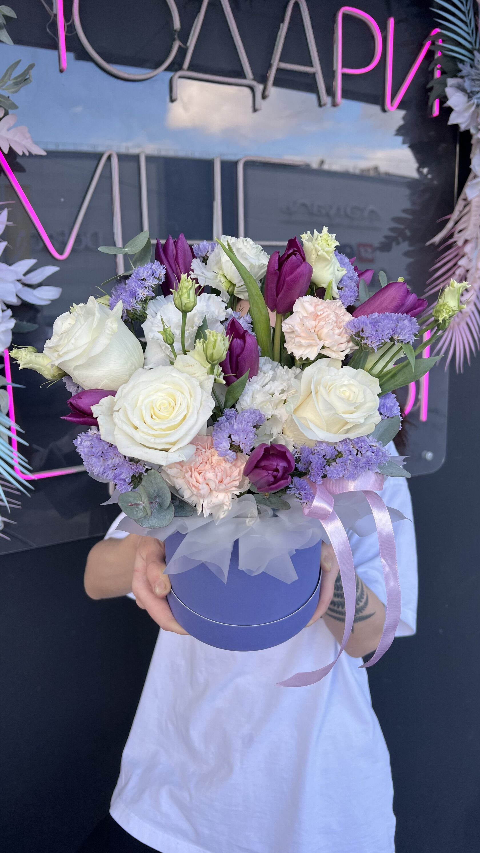 Коробка с диантусами, розами, статицей, тюльпанами №92