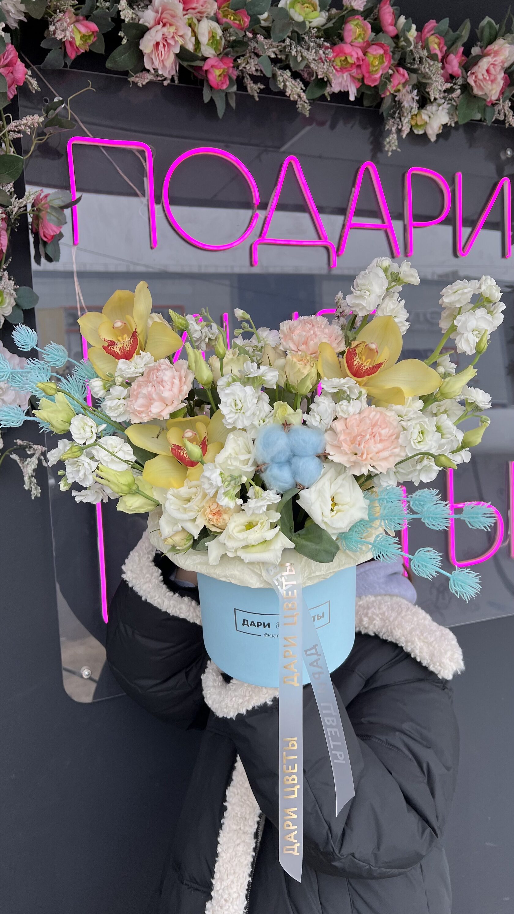 Коробка с эустомой, орхидеей, маттиолой, диантусами, хлопком и декором №85