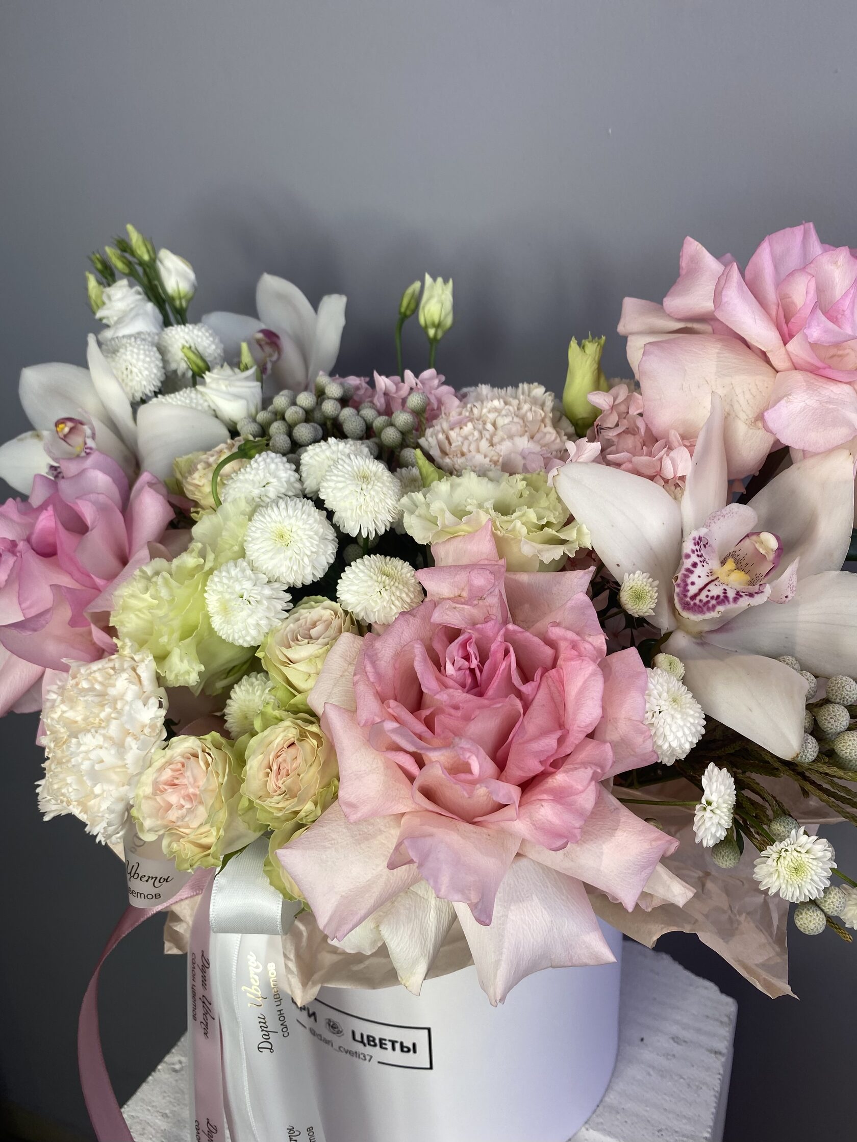 Коробка с французскими розами, эустомой, кустовыми розами №109