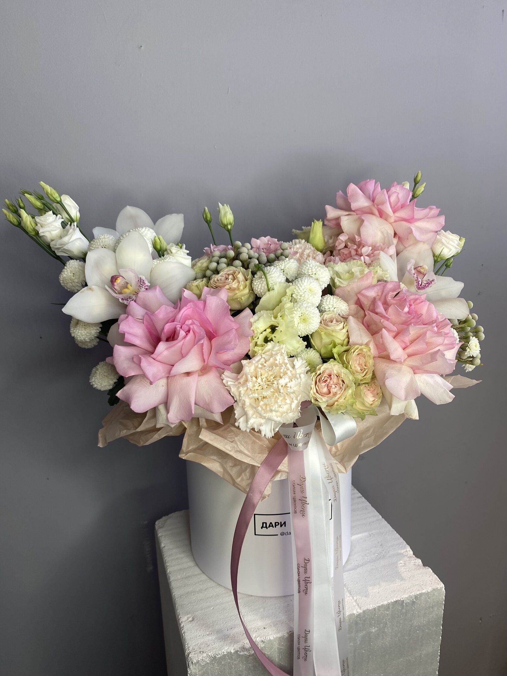 Коробка с французскими розами, эустомой, кустовыми розами №109