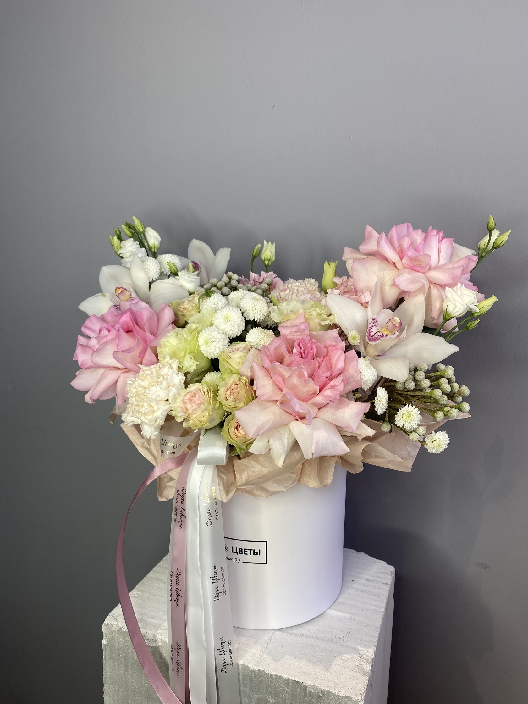 Коробка с французскими розами, эустомой, кустовыми розами №109