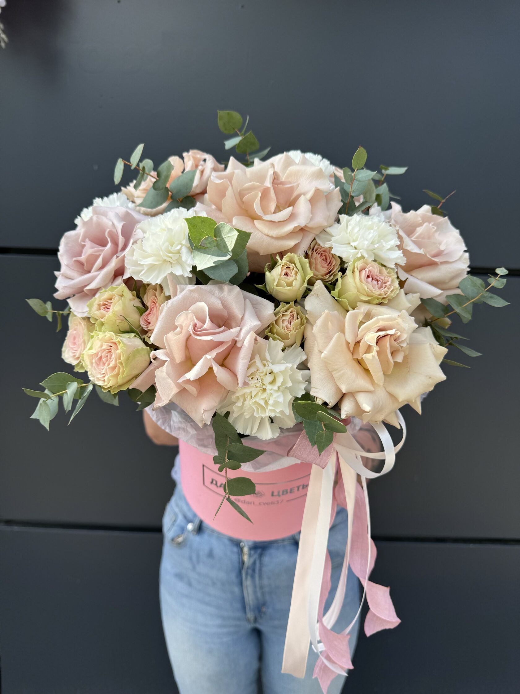 Коробка с французскими розами, кустовыми розами и диантусами №32