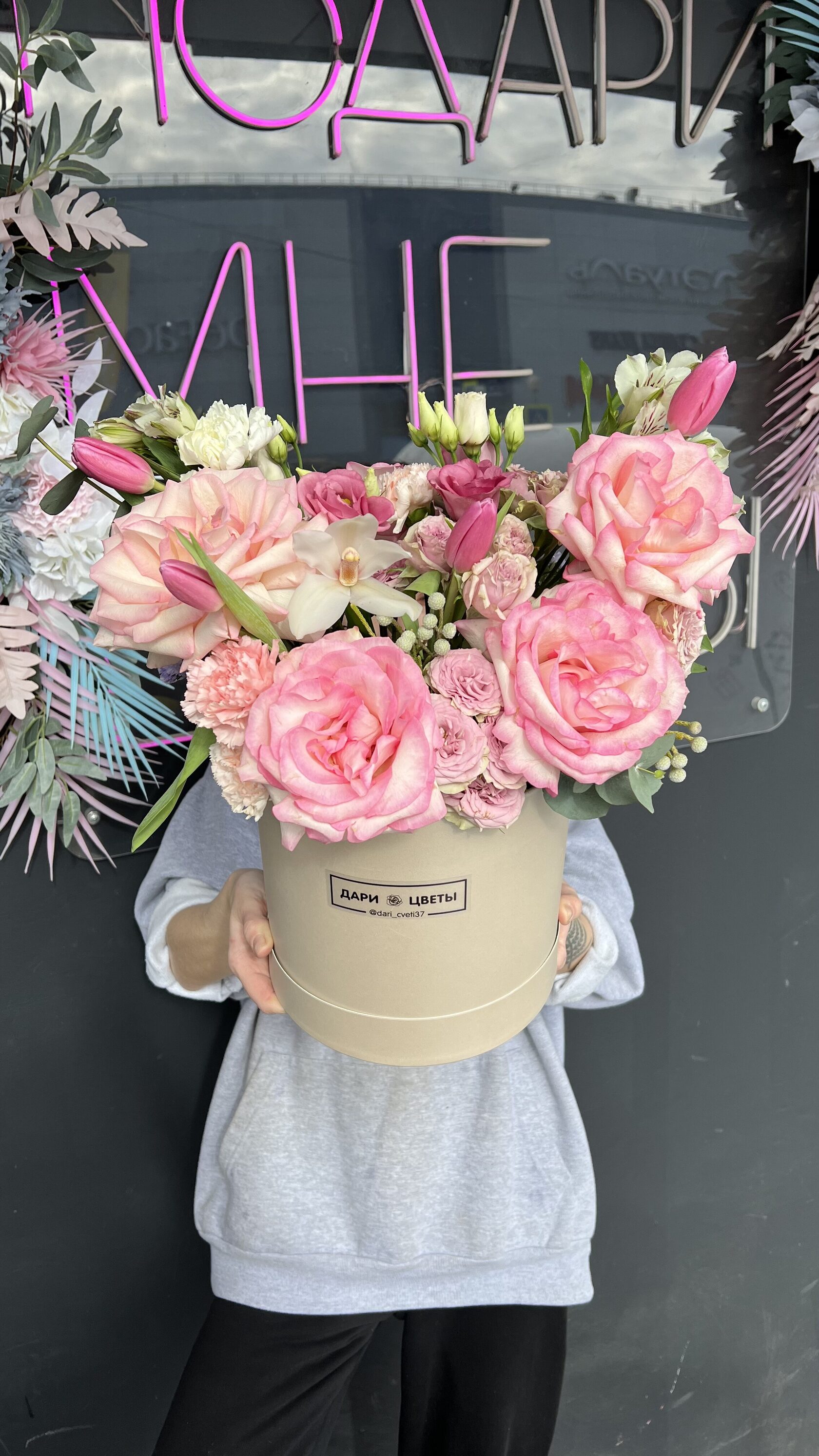 Коробка с французскими розами, орхидеей, эустомой, тюльпанами, кустовыми розочками №91