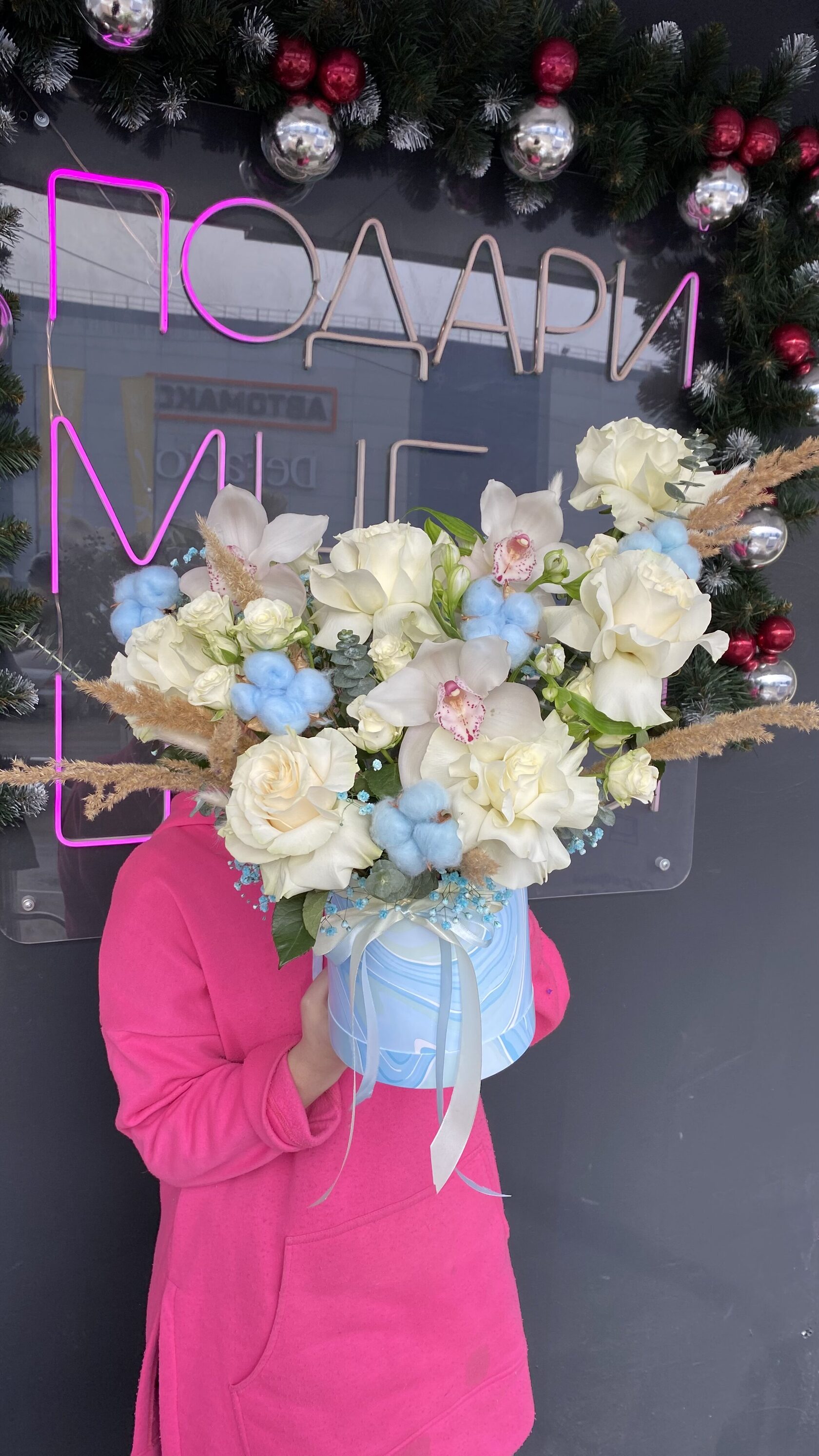 Коробка с французскими розами, орхидеями, хлопком, эвкалиптом, украшенная декором №52