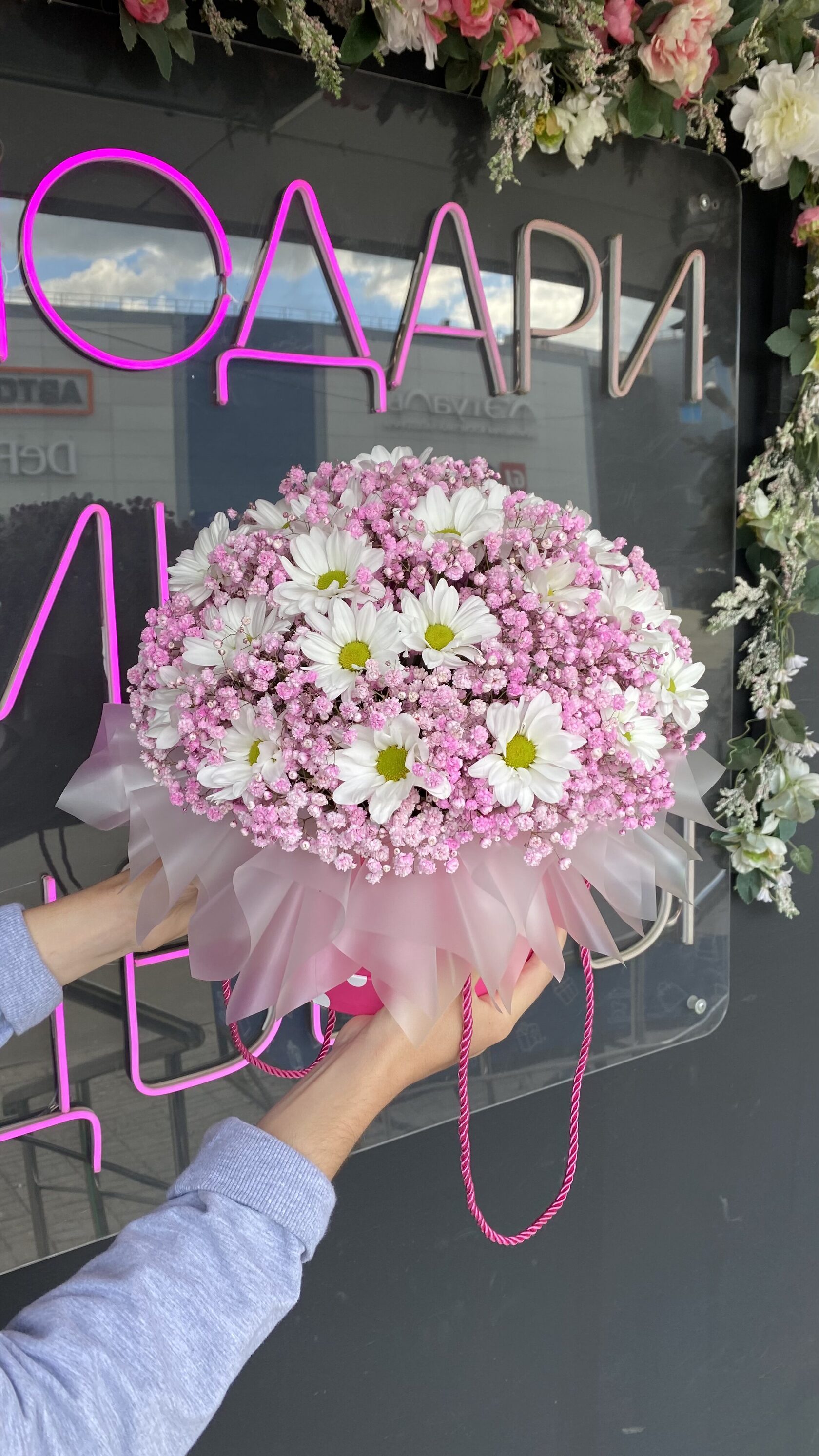 Коробка с гипсофилой и кустовыми хризантемами №31