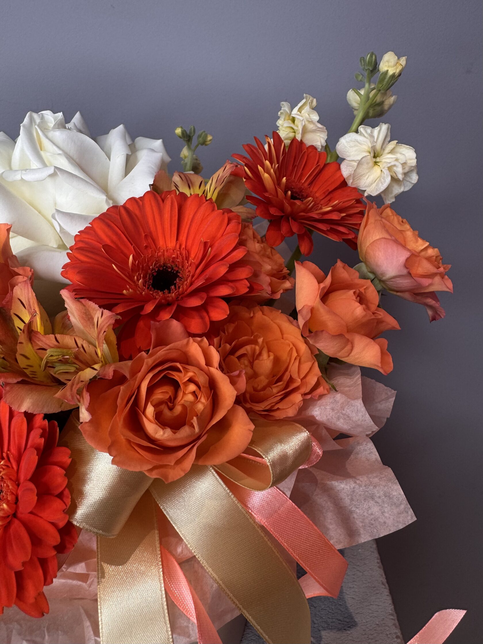 Коробка с яркими герберами №120