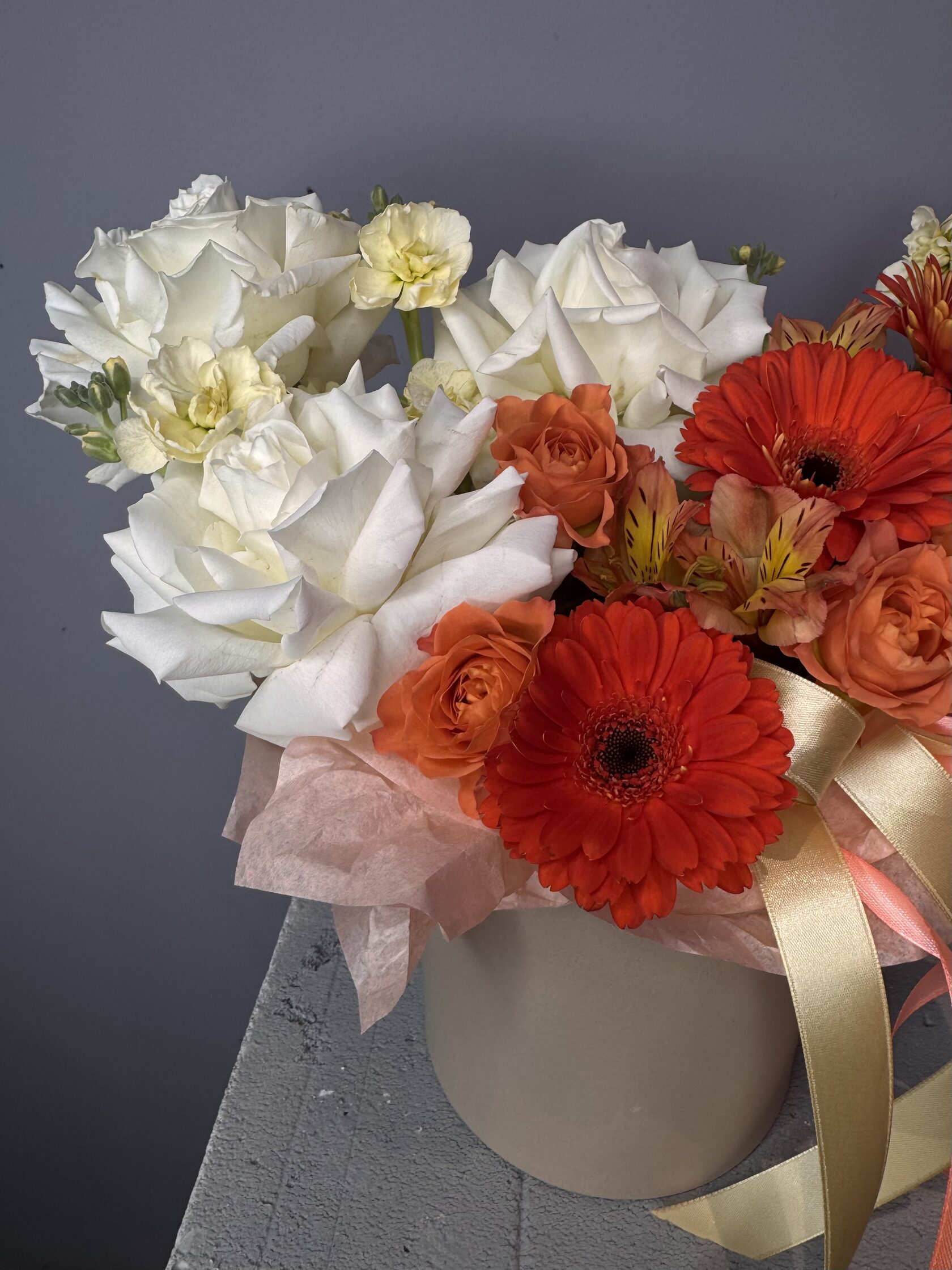 Коробка с яркими герберами №120