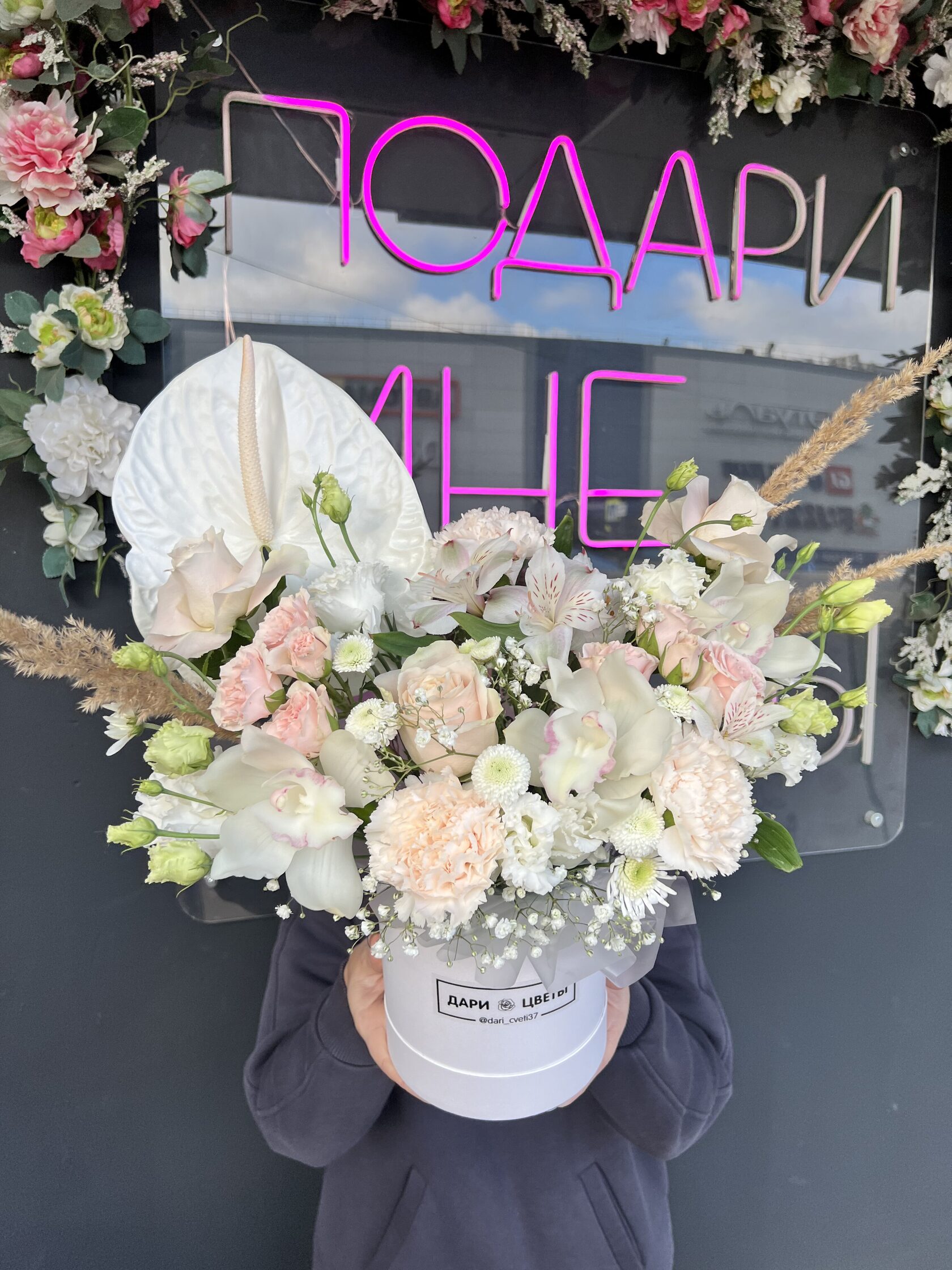 Коробка с кремовыми оттенками цветов: розы, орхидея, диантусы, эустома, декор №69