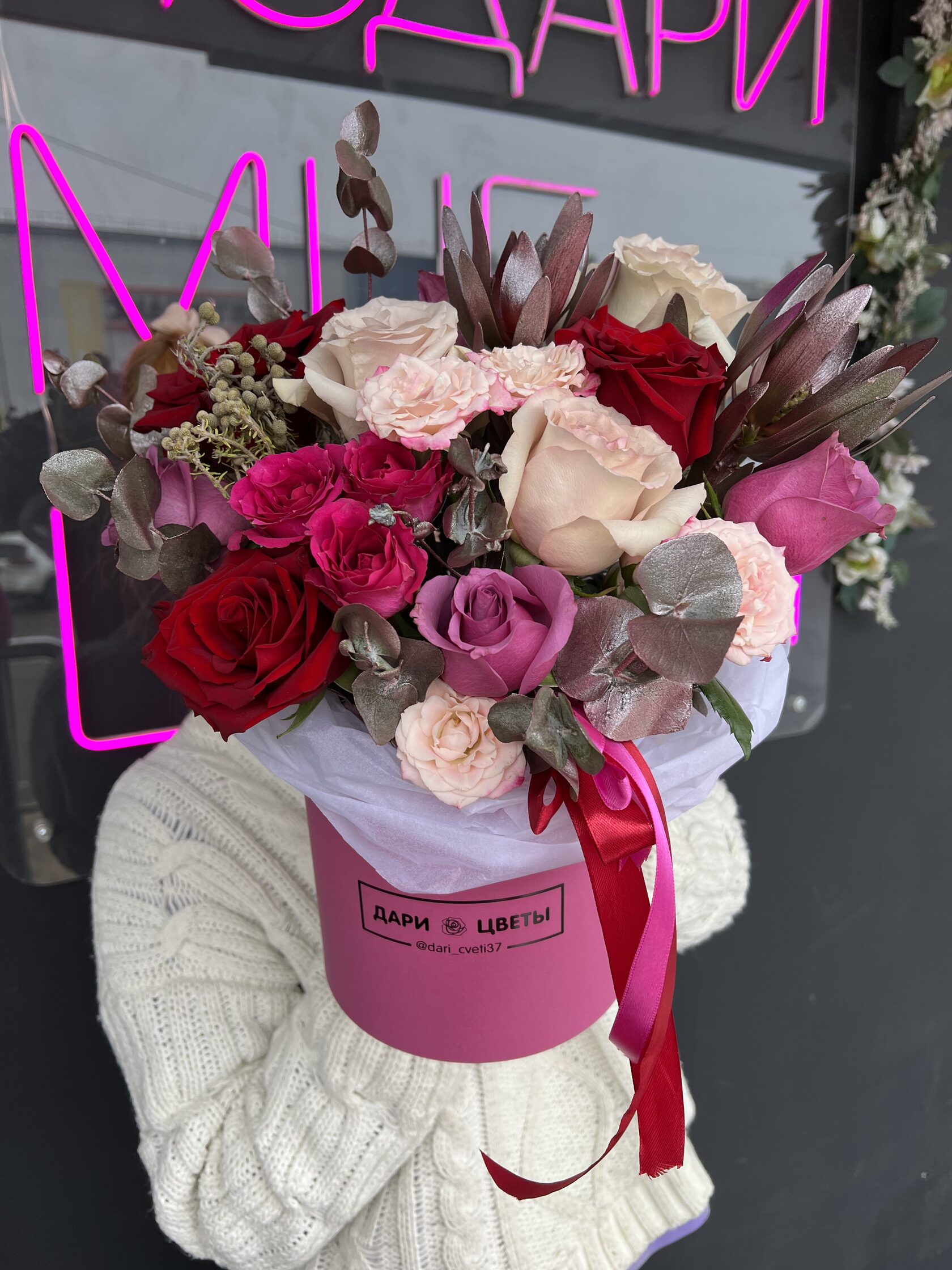 Коробка с несколькими сортами роз, эвкалиптом №87