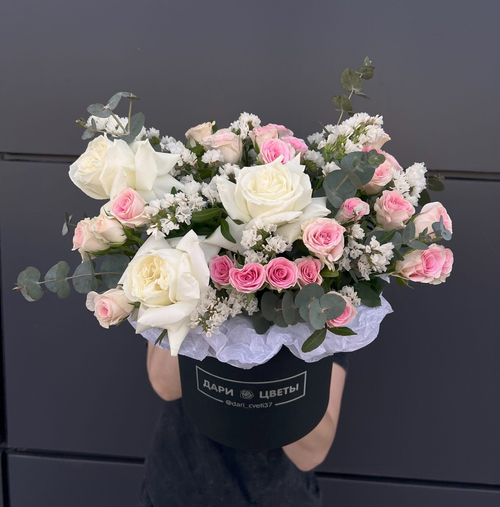 Коробка с нежным цветочным наполнением из роз, кустовых роз, с добавлением статицы и веточек эвкалипта №4