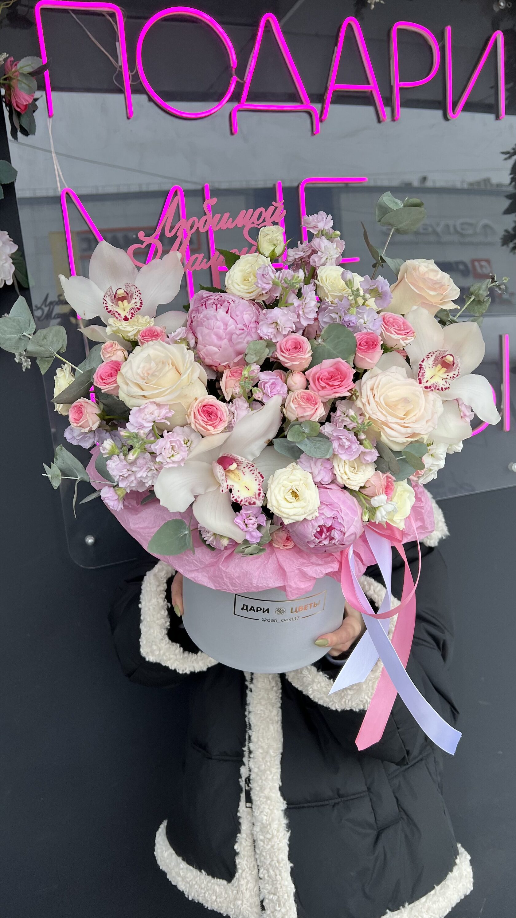 Коробка с нежным наполнением: пионы, орхидея, кустовые розочки, эвкалипт, розы №84