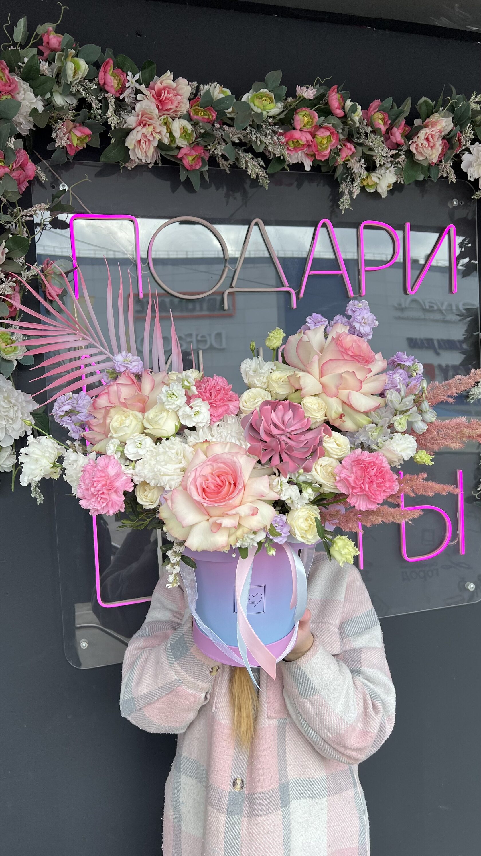 Коробка с объемным наполнением: французская роза, диантусы, маттиола, кустовые розы, эустома, эвкалипт №75