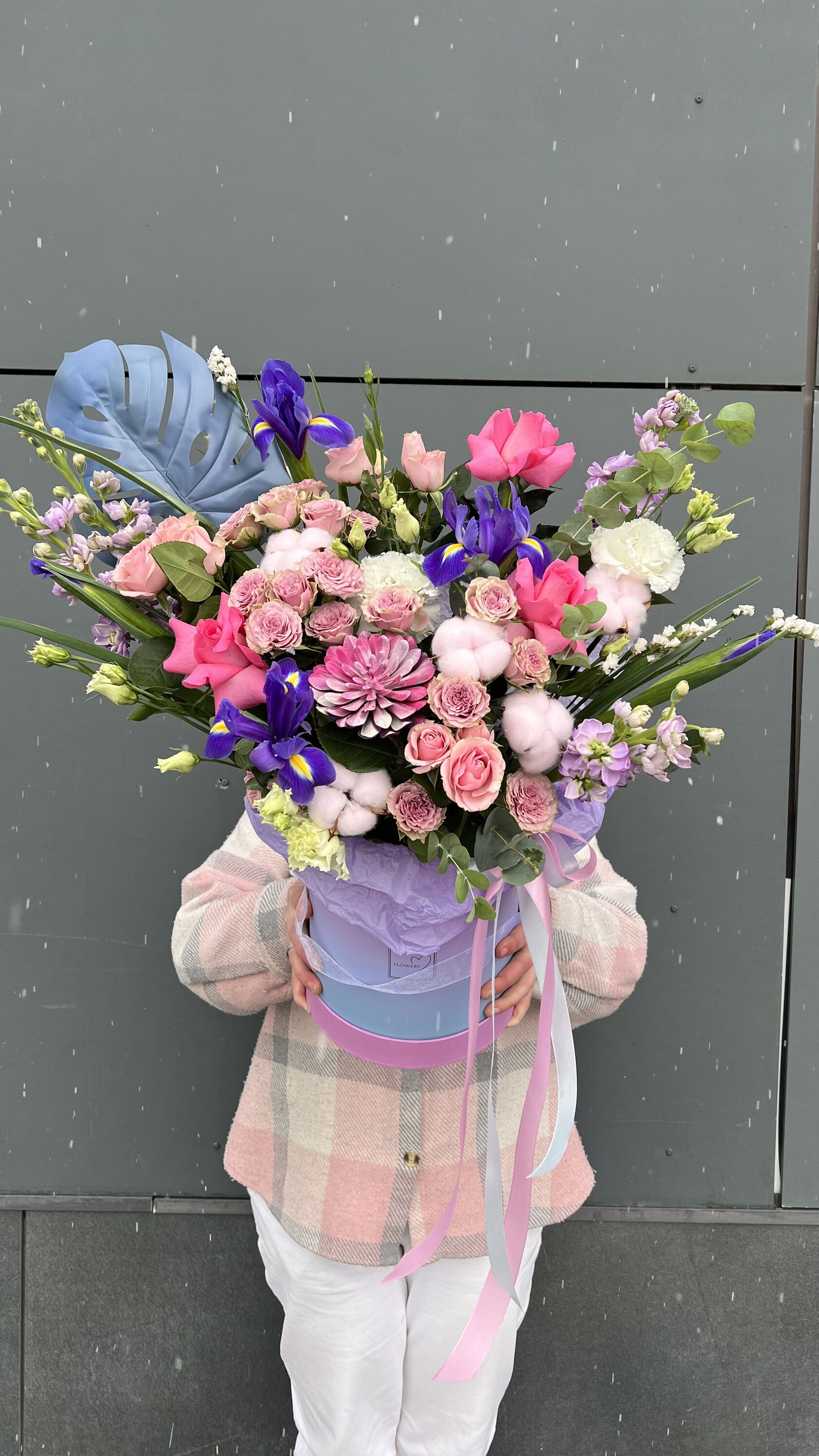 Коробка с объемным наполнением: розы, диантусы, эустома, кустовые розы, ирисы, декор №93